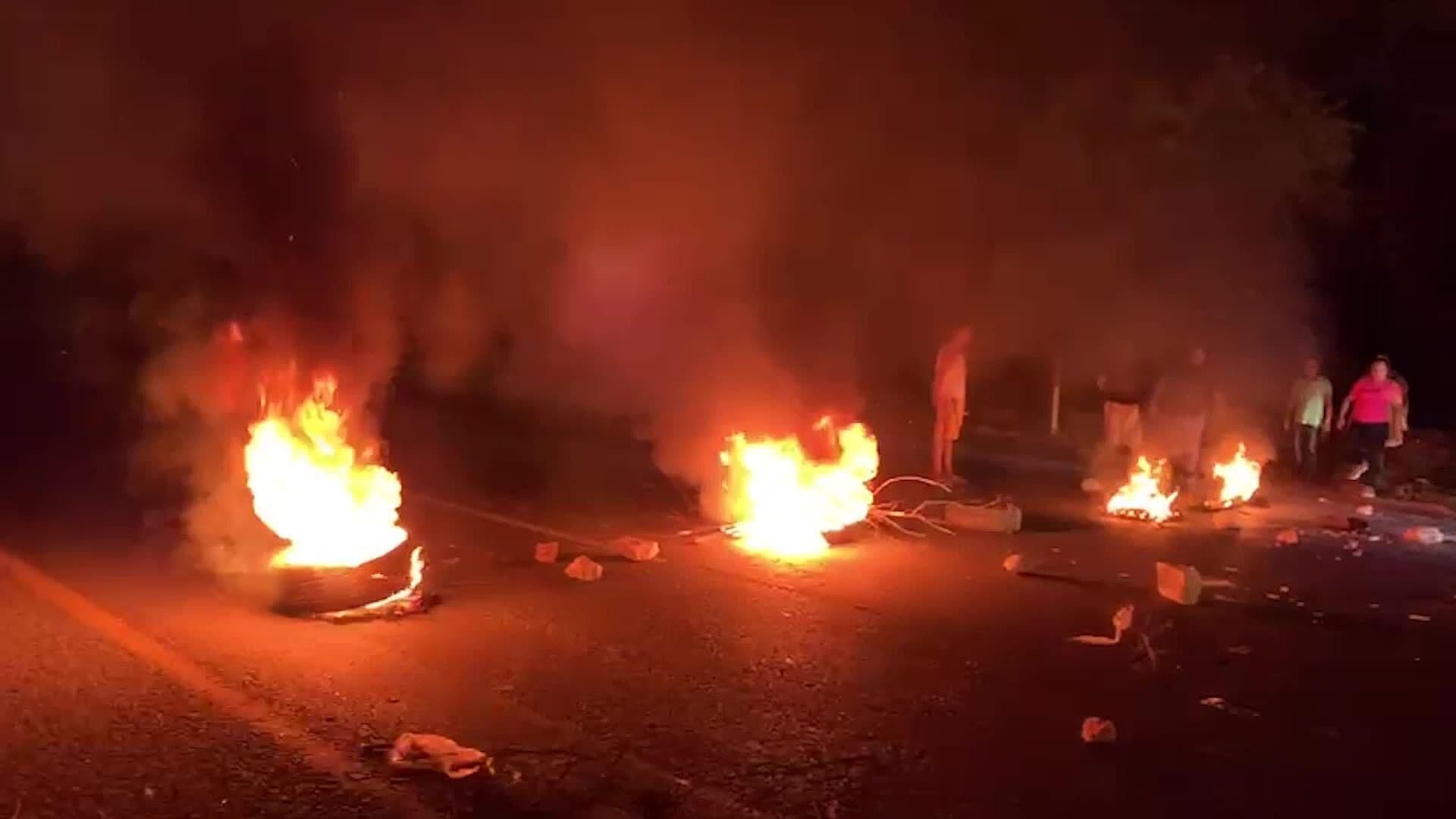 Habitantes de La Esperanza Bloquearon en su Totalidad la Carretera Estatal 100
