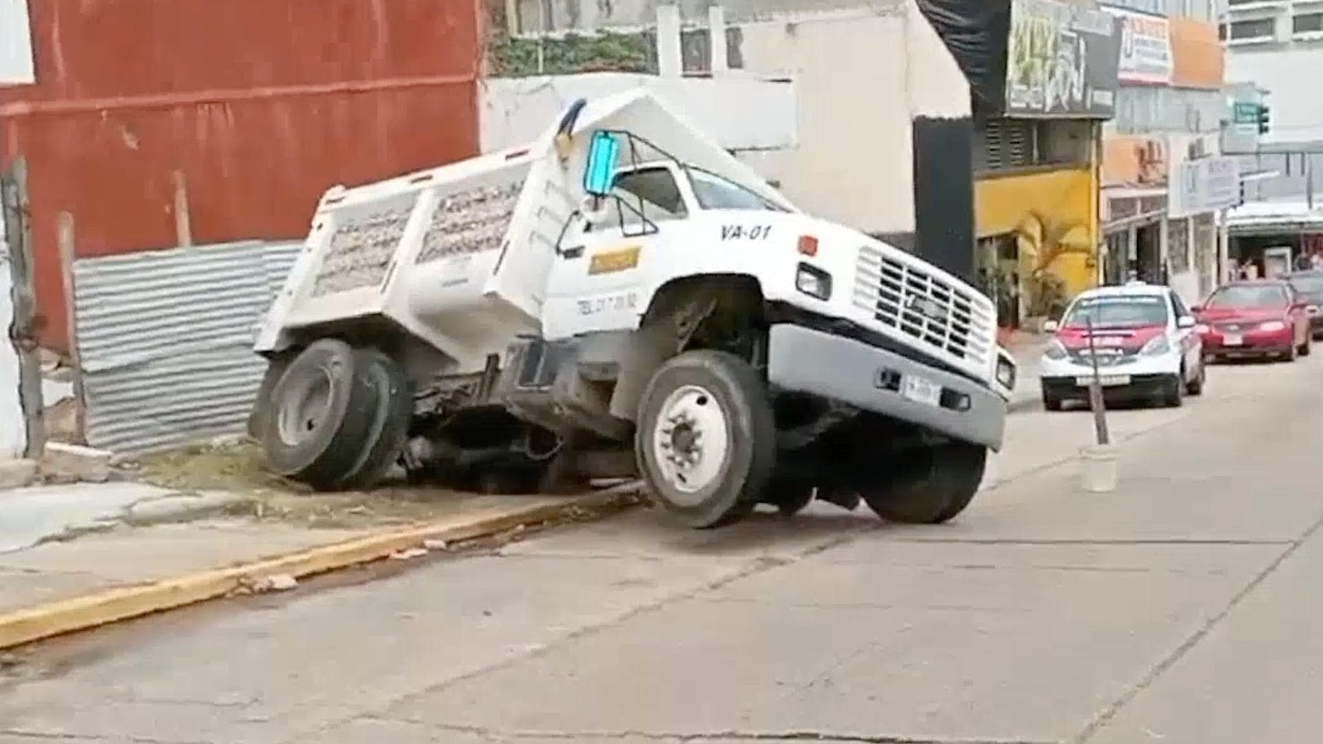 Camión de Volteo se Hunde en Registro al Descargar Material en Colonia de Coatzacoalcos