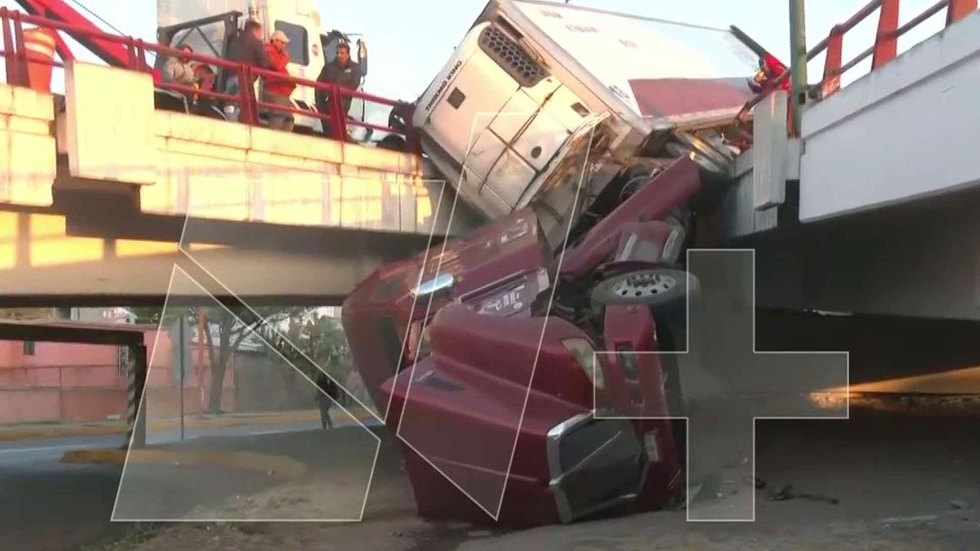 Tráiler Cae de Puente en la Vía Reyes Heroles en Tlalnepantla, Edomex