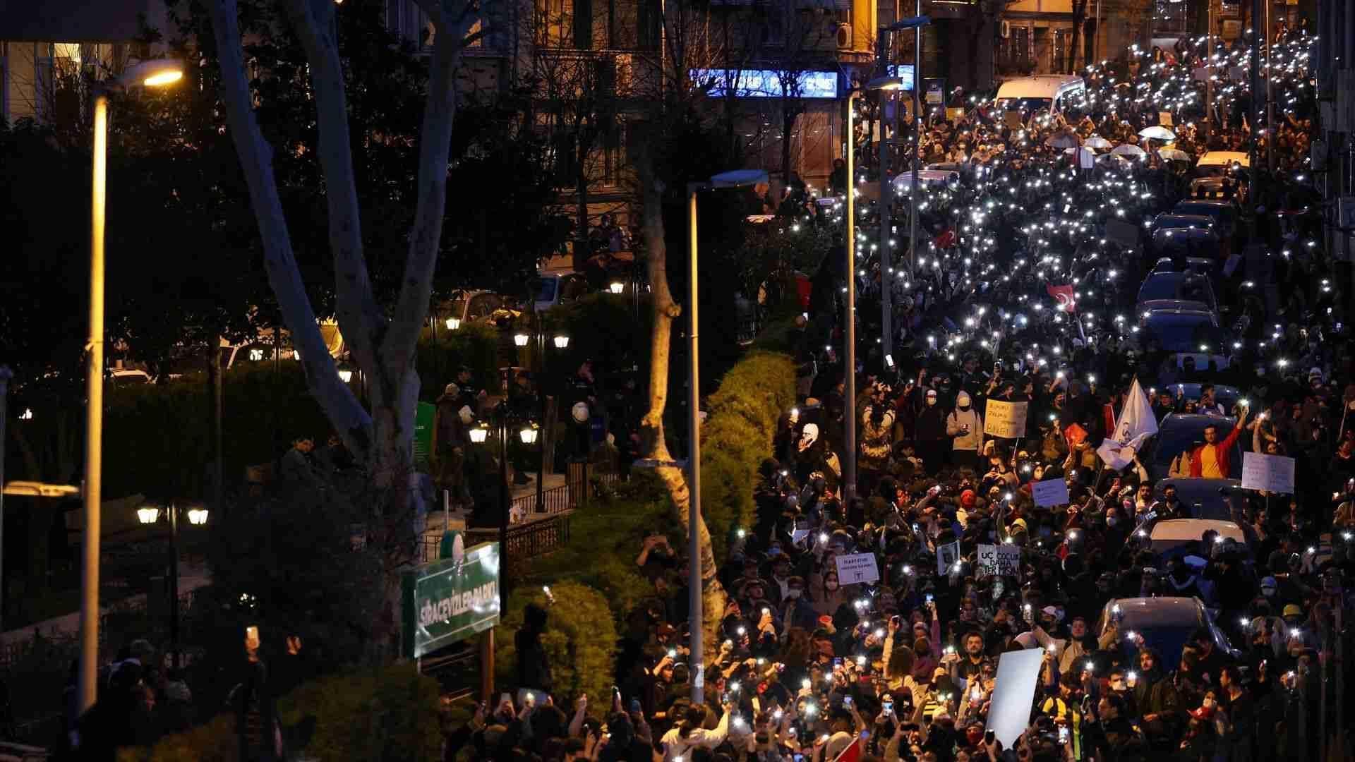 Continúan Protestas Masivas en Turquía contra Detención de Alcalde de Estambul