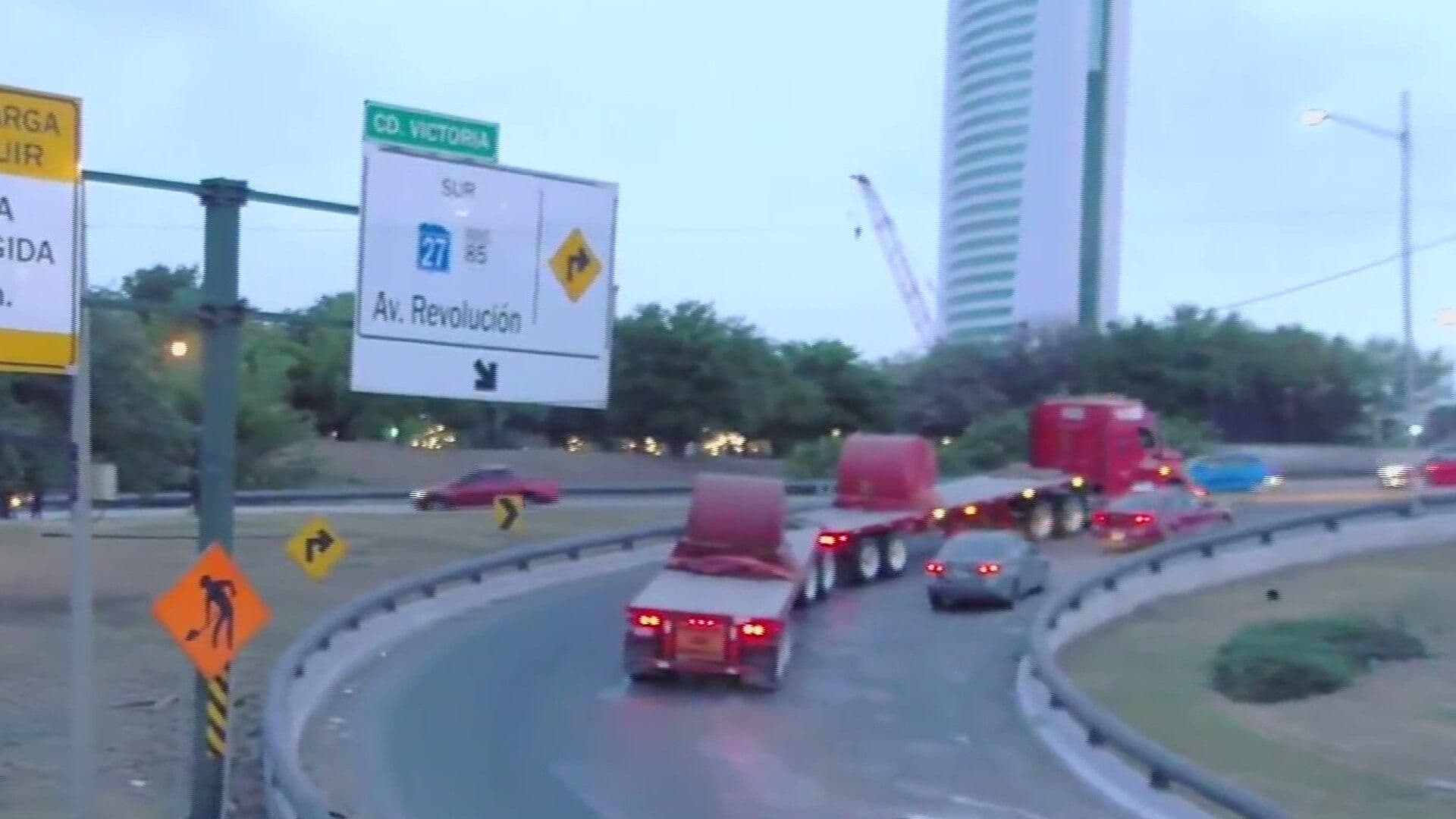 Se Atora Tráiler en Incorporación a Revolución en Avenida Constitución