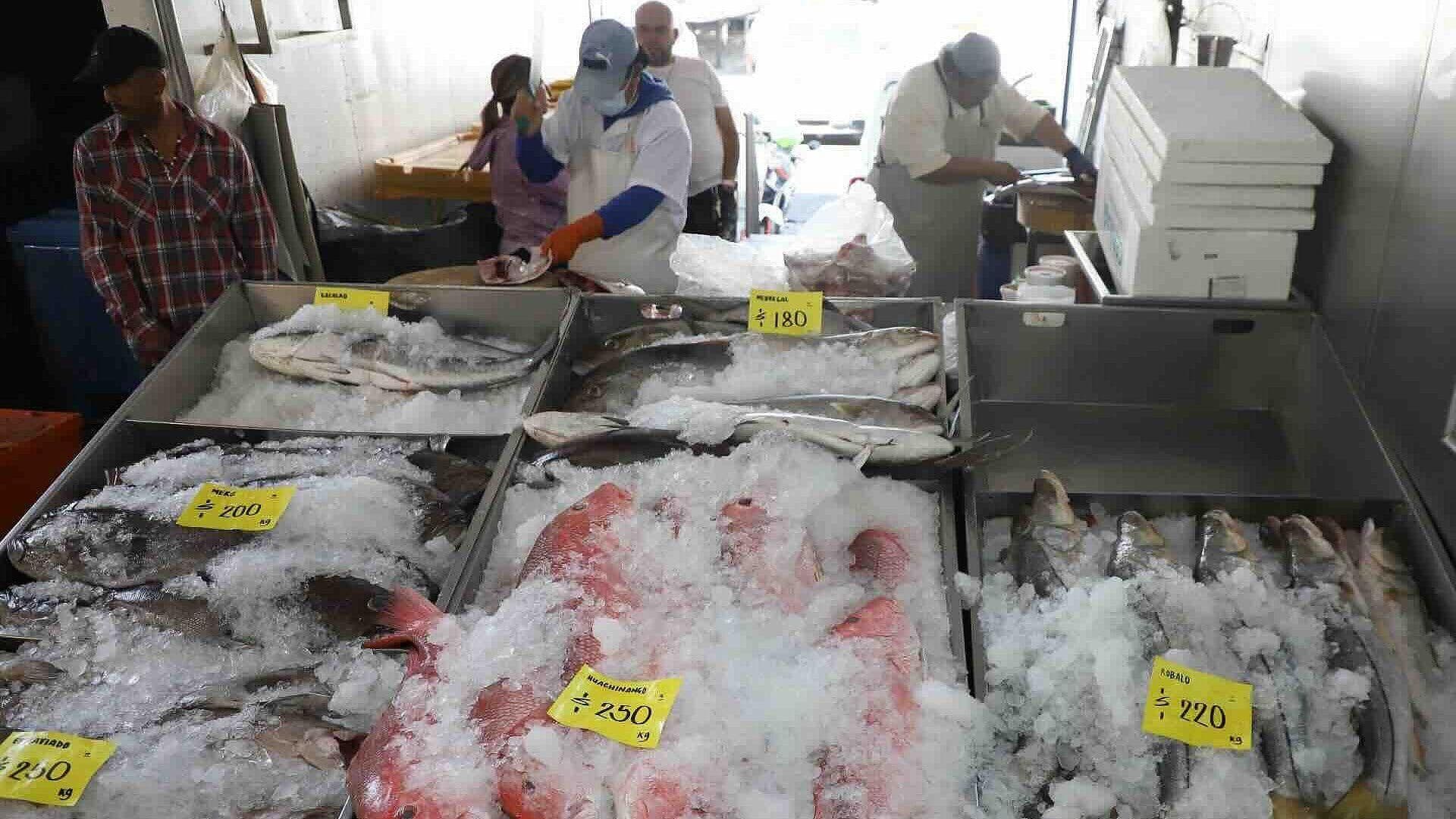 Comerciantes de la Nueva Viga, CDMX, Padecen Escasez de Hielo en Cuaresma: Este Es el Motivo