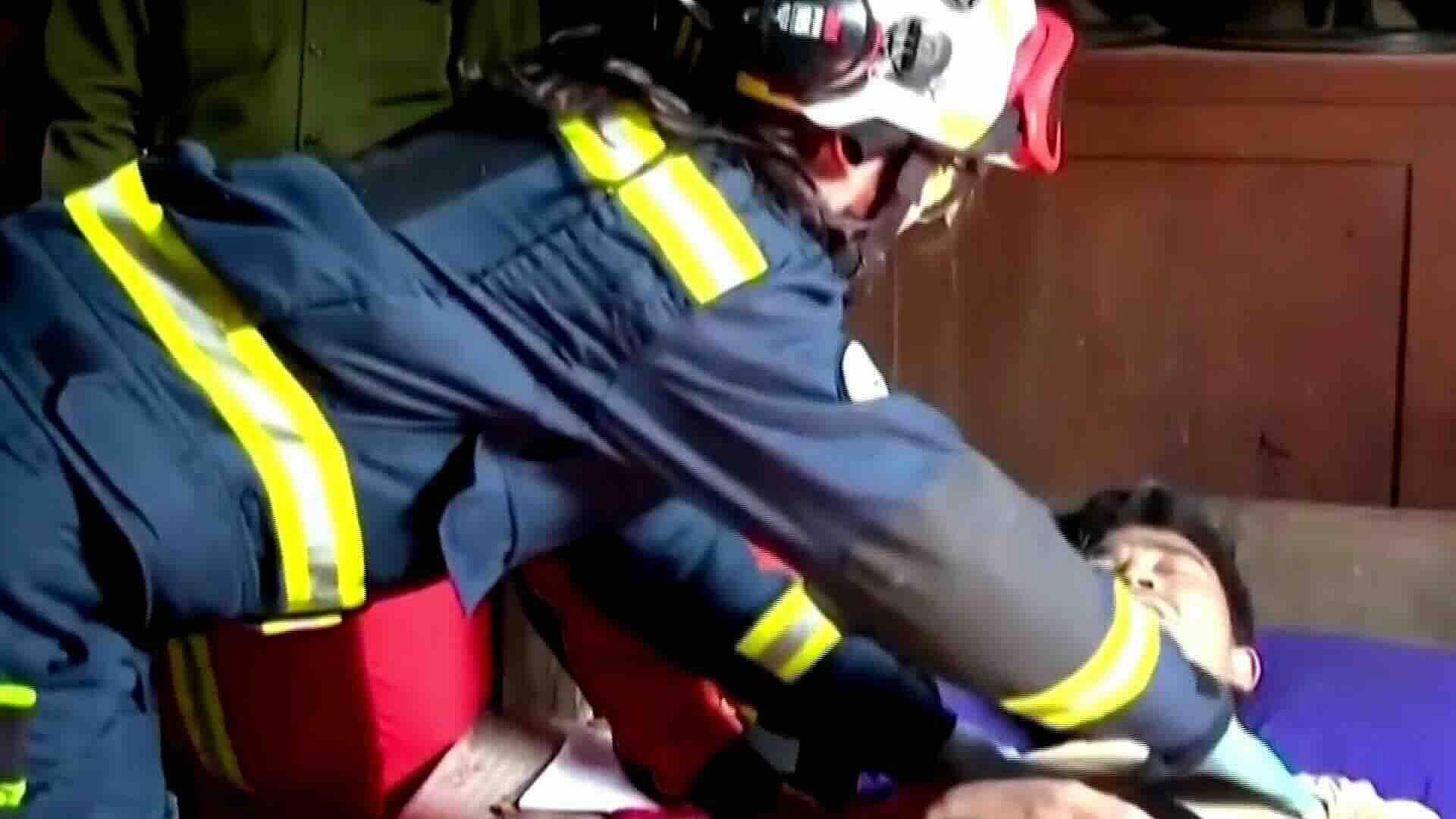Rescate Dramático en Myanmar: Hombre Salvado Tras 40 Horas Entre Escombros