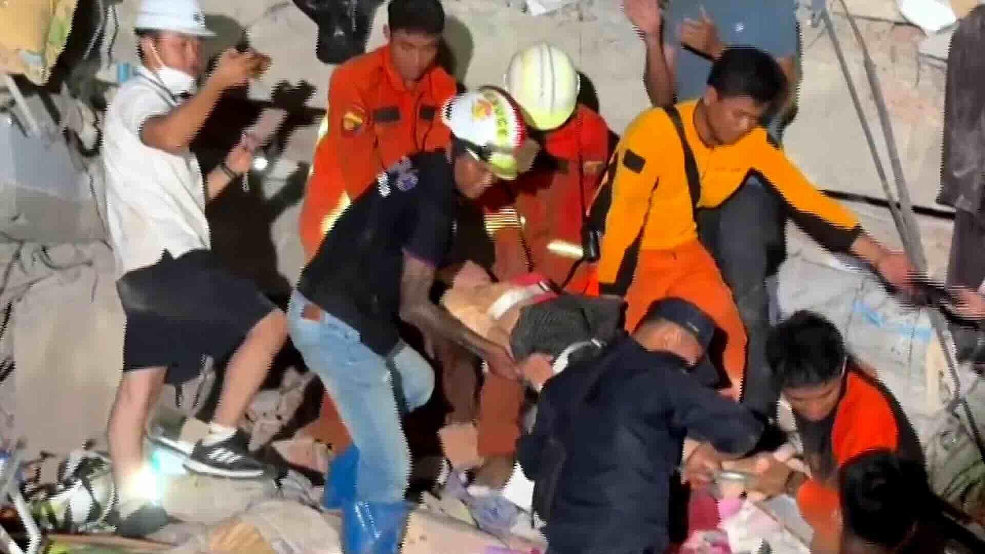 Rescatistas Continúan Trabajos en Myanmar tras Terremoto de Magnitud 7.7