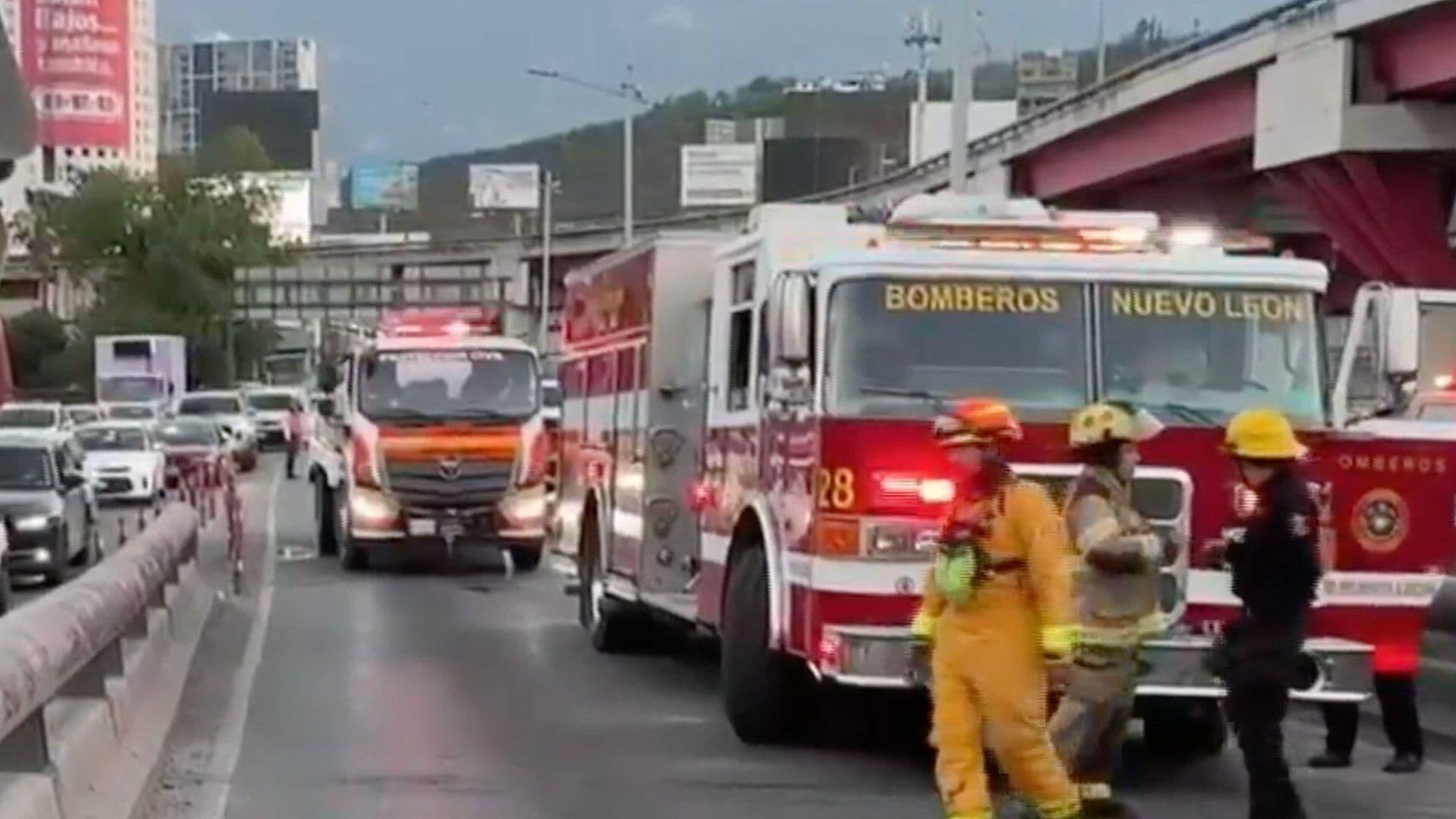 Cierran Vialidad en Puente por Incendio en Gonzalitos