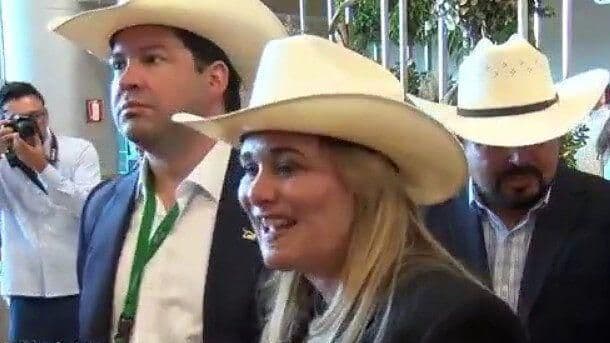 Que se Atrevan a Tomar una Gota de Agua: Maru Campos