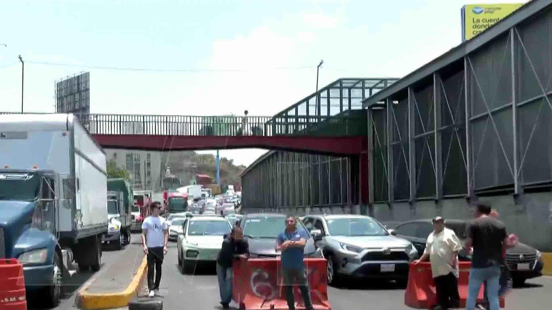 Vecinos Bloquean Circuito Interior; Exigen Permiso para Escenario en El Peñón de los Baños