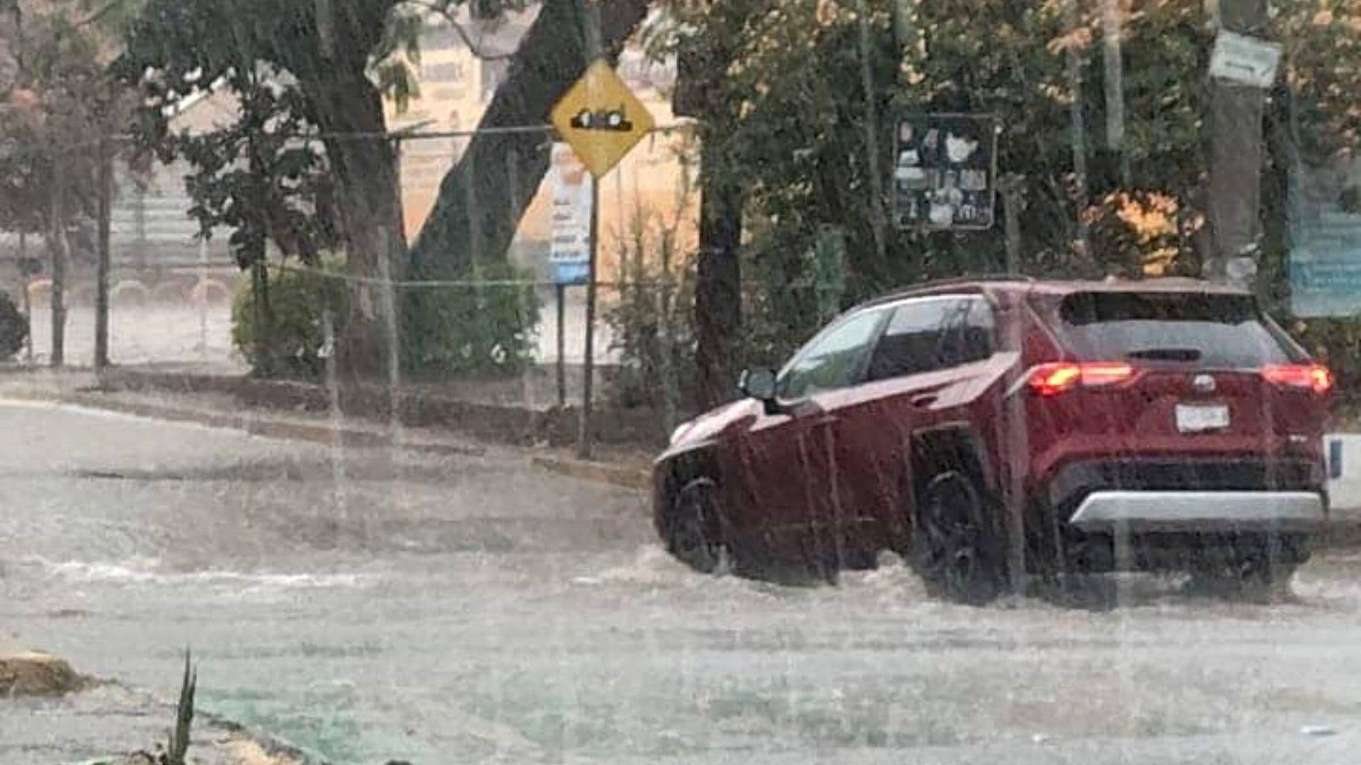 Fuerte Granizada y Lluvia Inundan Calles en Villa Etla, Oaxaca