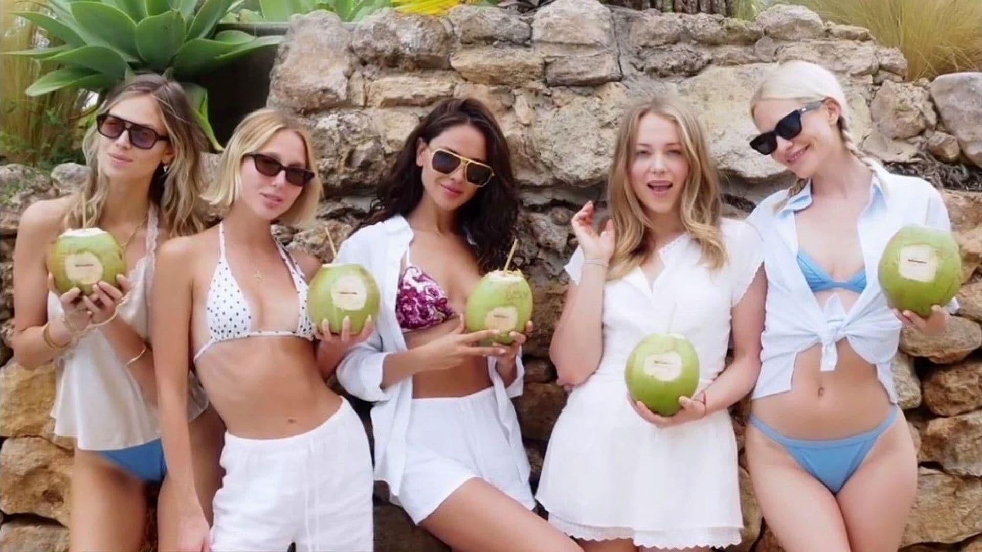 Eiza González Goza en el Mediterráneo con la Princesa María Olimpia de Grecia
