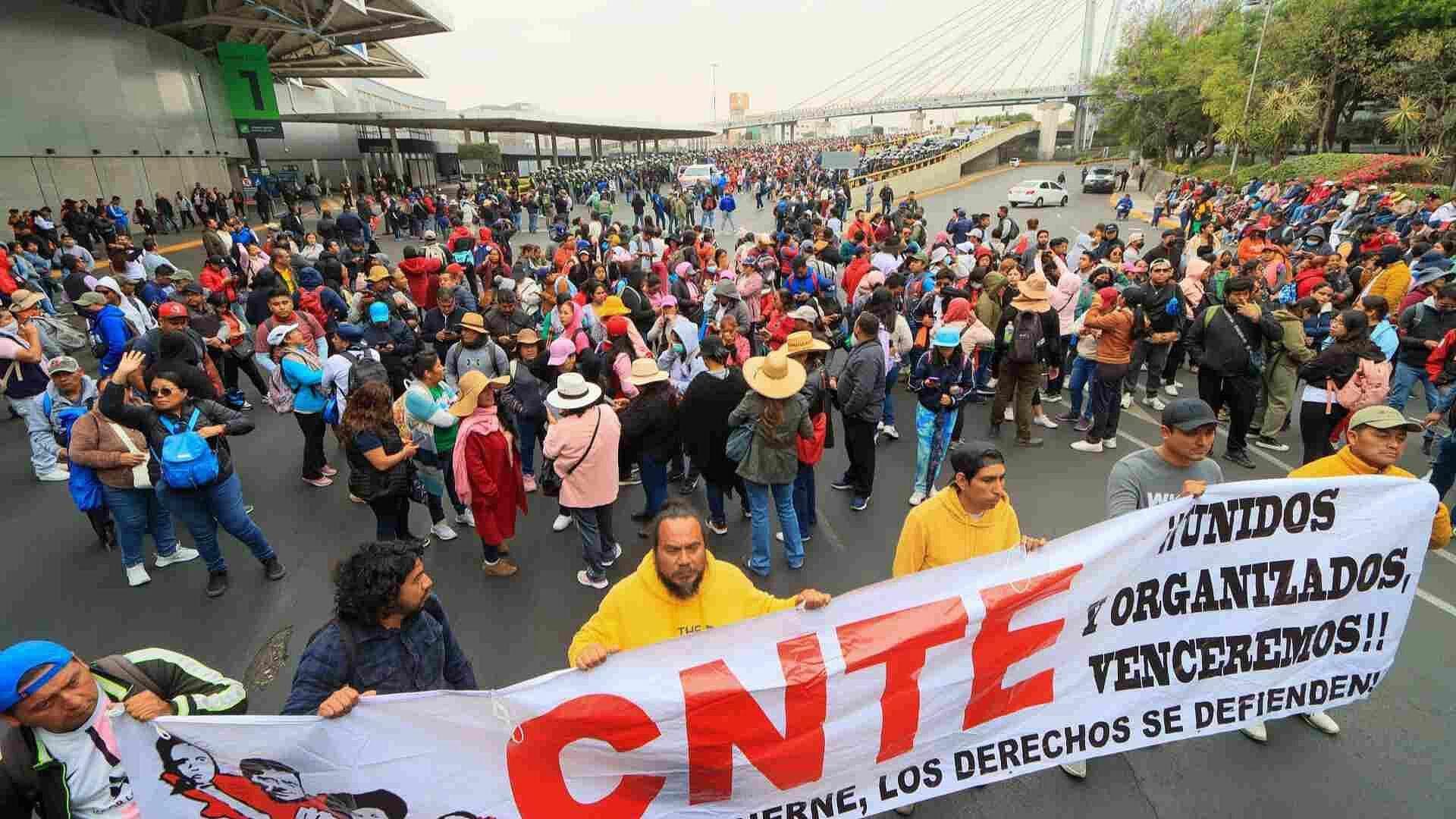 ¿Bloqueo de la CNTE en el Aeropuerto de CDMX Este Viernes? AICM Sugiere a Pasajeros Adelantar Llegada a Terminal