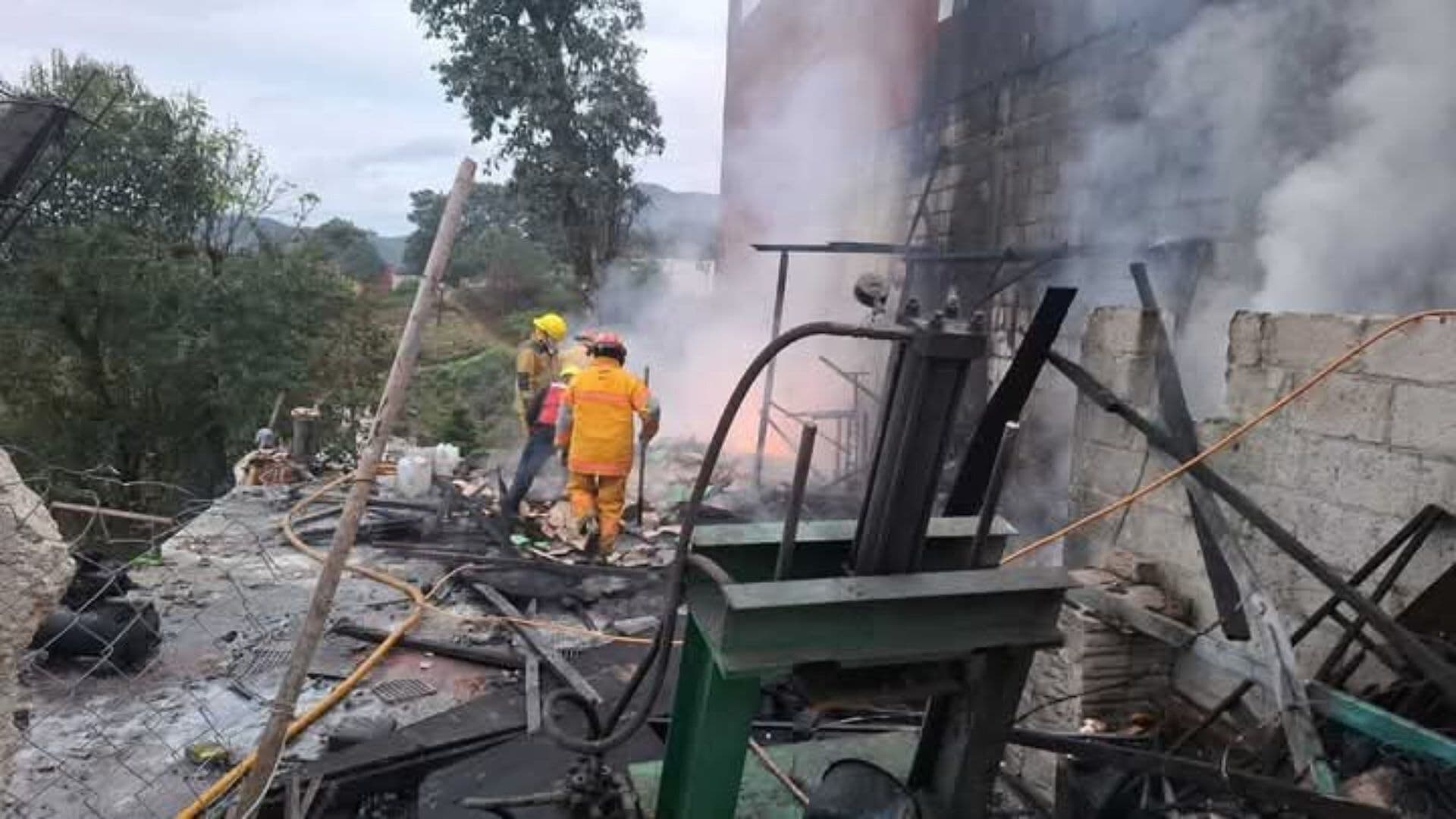 Tres Hombres Sobreviven con Quemaduras por Explosión de un Polvorín en Huauchinango, Puebla