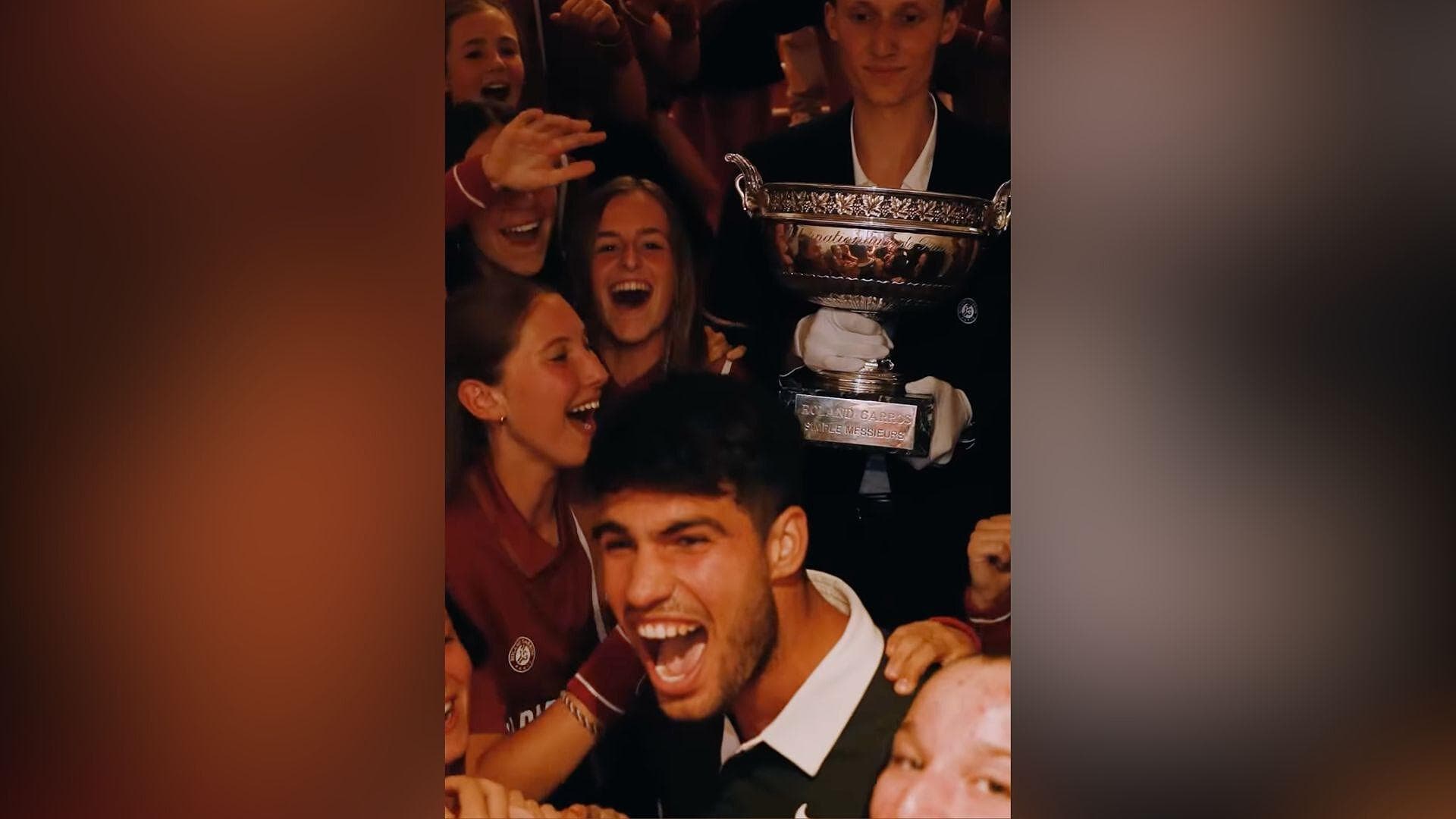 VIDEO: Alcaraz se Corona en Roland Garros luego de Final Épica; Así Celebró el Tenista