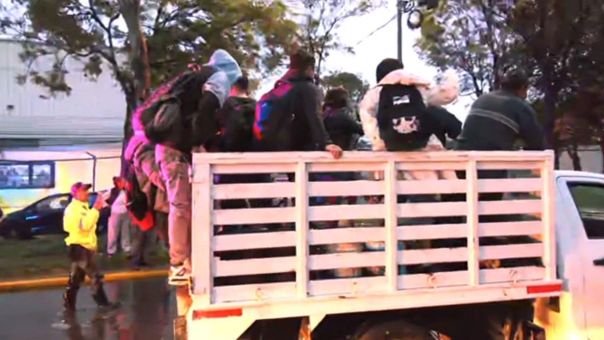 Solidaridad en Tlalnepantla: Camiones Rescatan a Varados en Inundaciones en Gustavo Baz