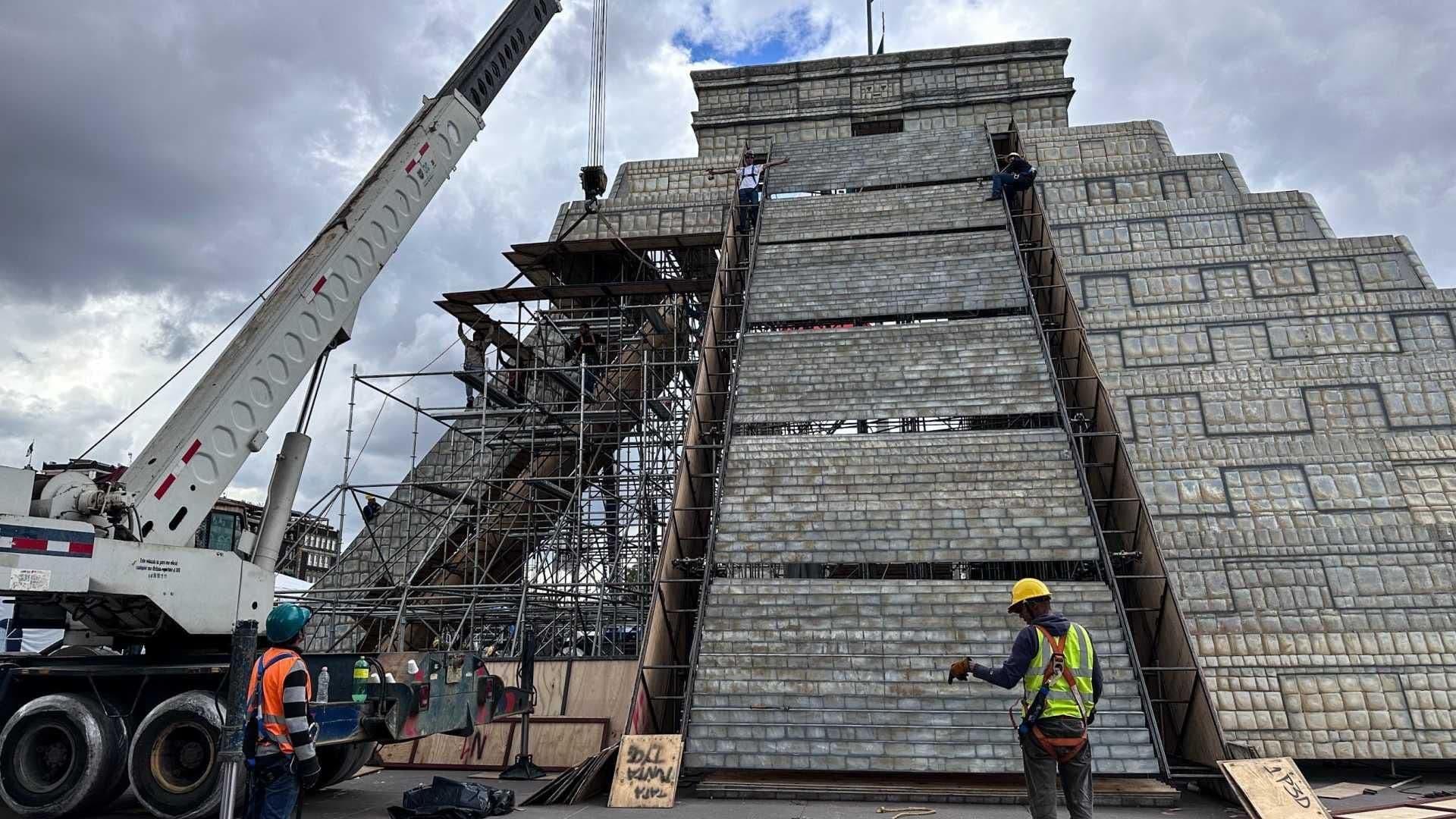 Así es la Réplica de la Pirámide de Kukulcán en el Zócalo de CDMX