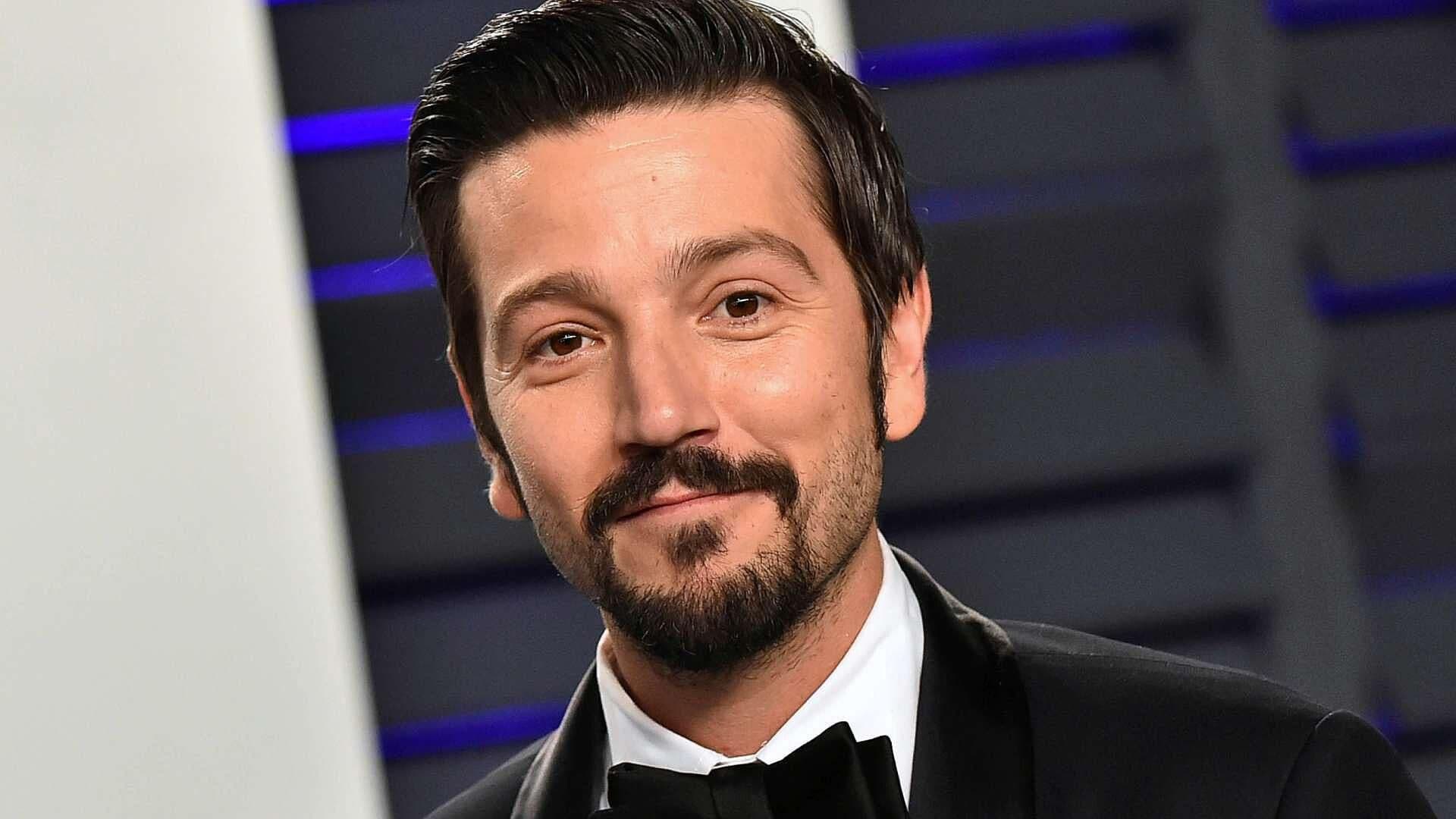 Diego Luna Hace Historia en TV Estadounidense; Conduce Programa y Dice Esto