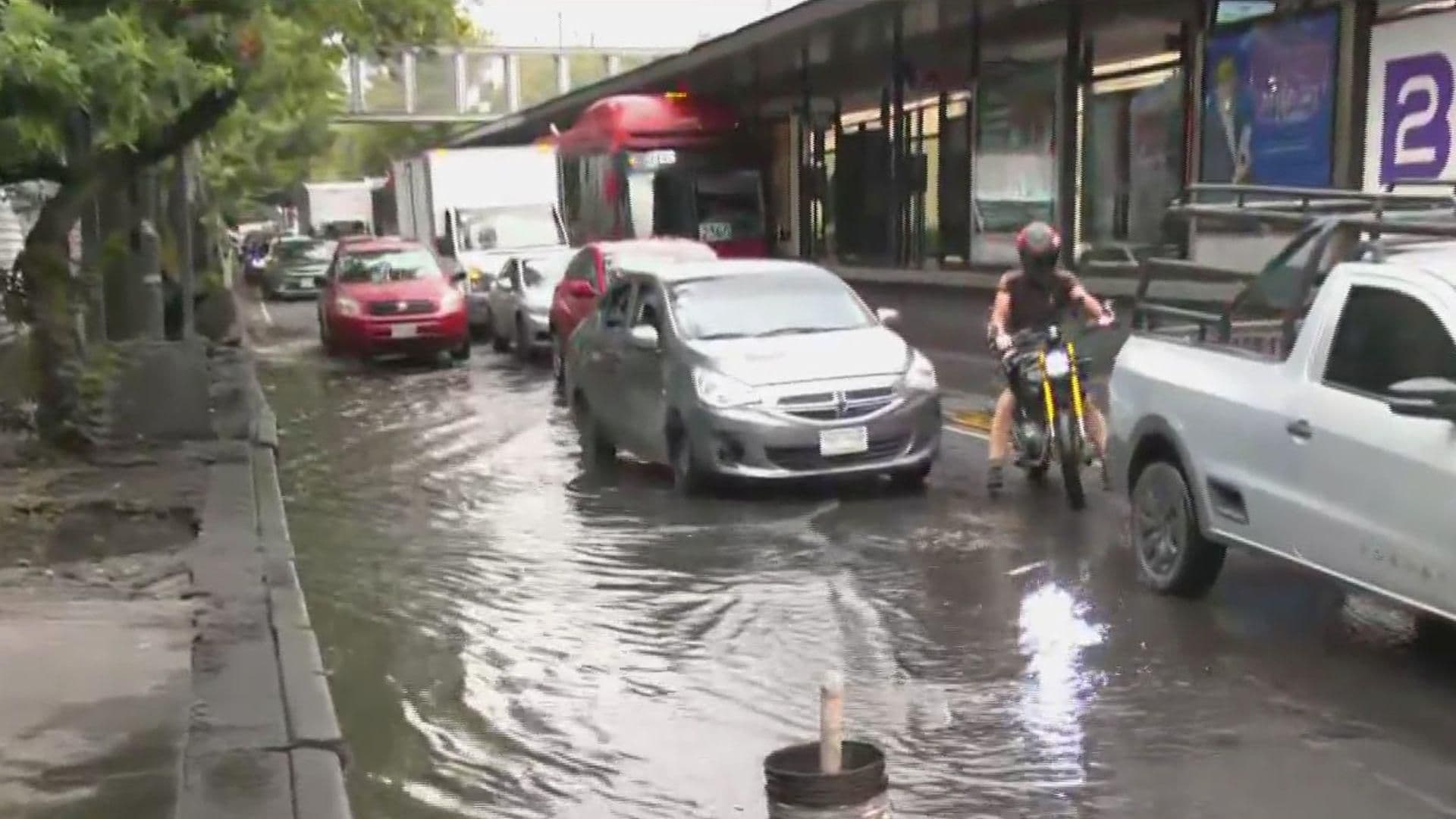 Reportan Enorme Fuga de Agua Potable en Calles de la Narvarte en CDMX