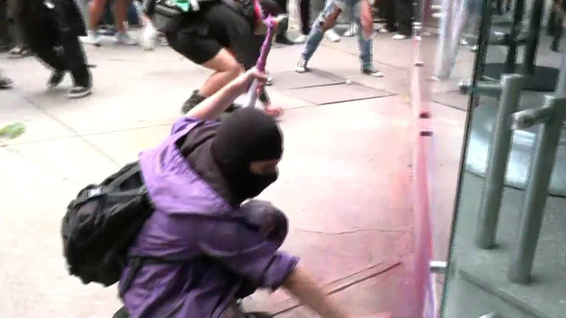 Manifestantes vs Gentrificación Destrozan Cafetería en La Condesa; Clientes Estaban Pecho Tierra