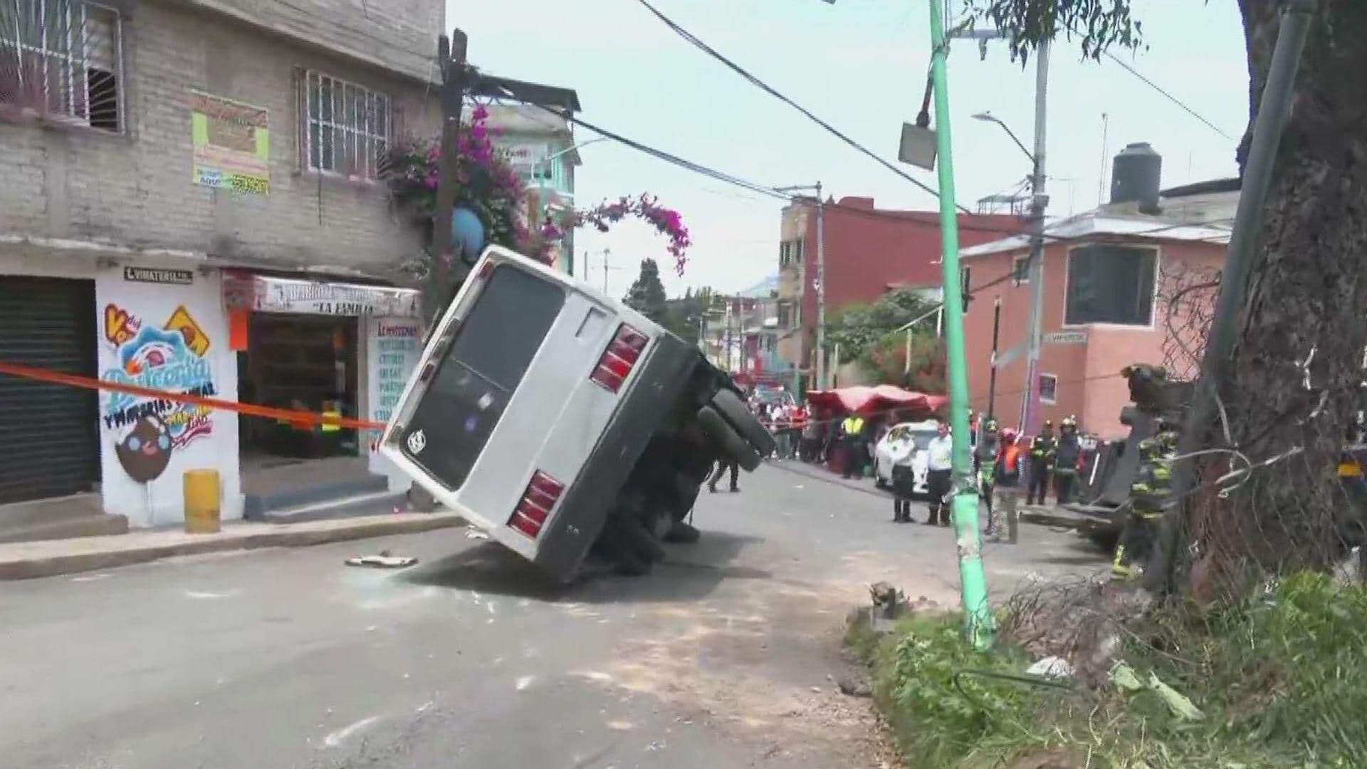 Microbús Vuelca en Colonia Cerro de la Estrella, en Iztapalapa, CDMX, Hoy 16 de Julio de 2025