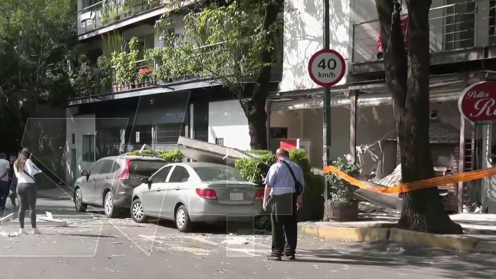Rescatan a Hombre Atrapado tras Explosión en Rosticería en la Condesa, CDMX