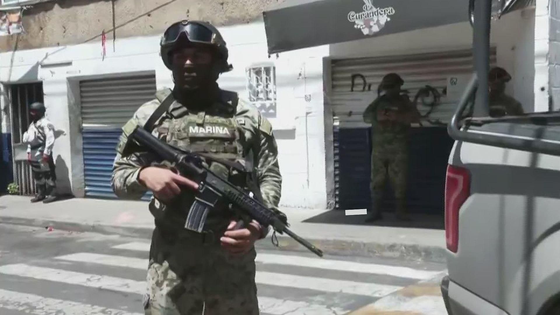 Elementos de la Fiscalía de CDMX Catean Refaccionarias en la Col. Buenos Aires, en CDMX