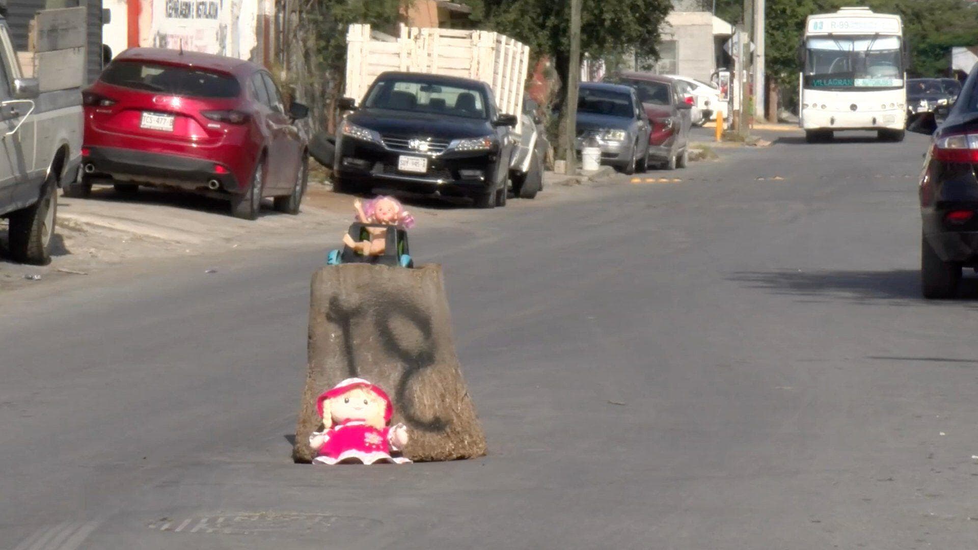 Adornan con Muñecas Socavón para Exigir a Autoridades que lo Reparen en Guadalupe, Nuevo León