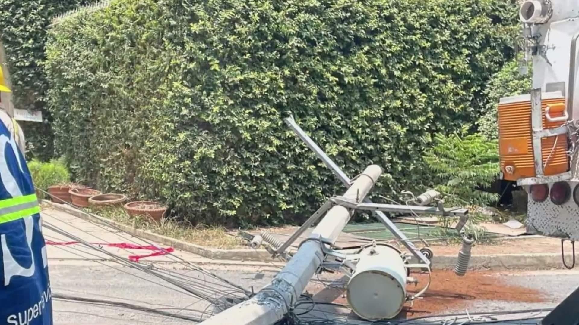 Camión Derrumba Poste de Luz en Colonia Valle de San Ángel en San Pedro