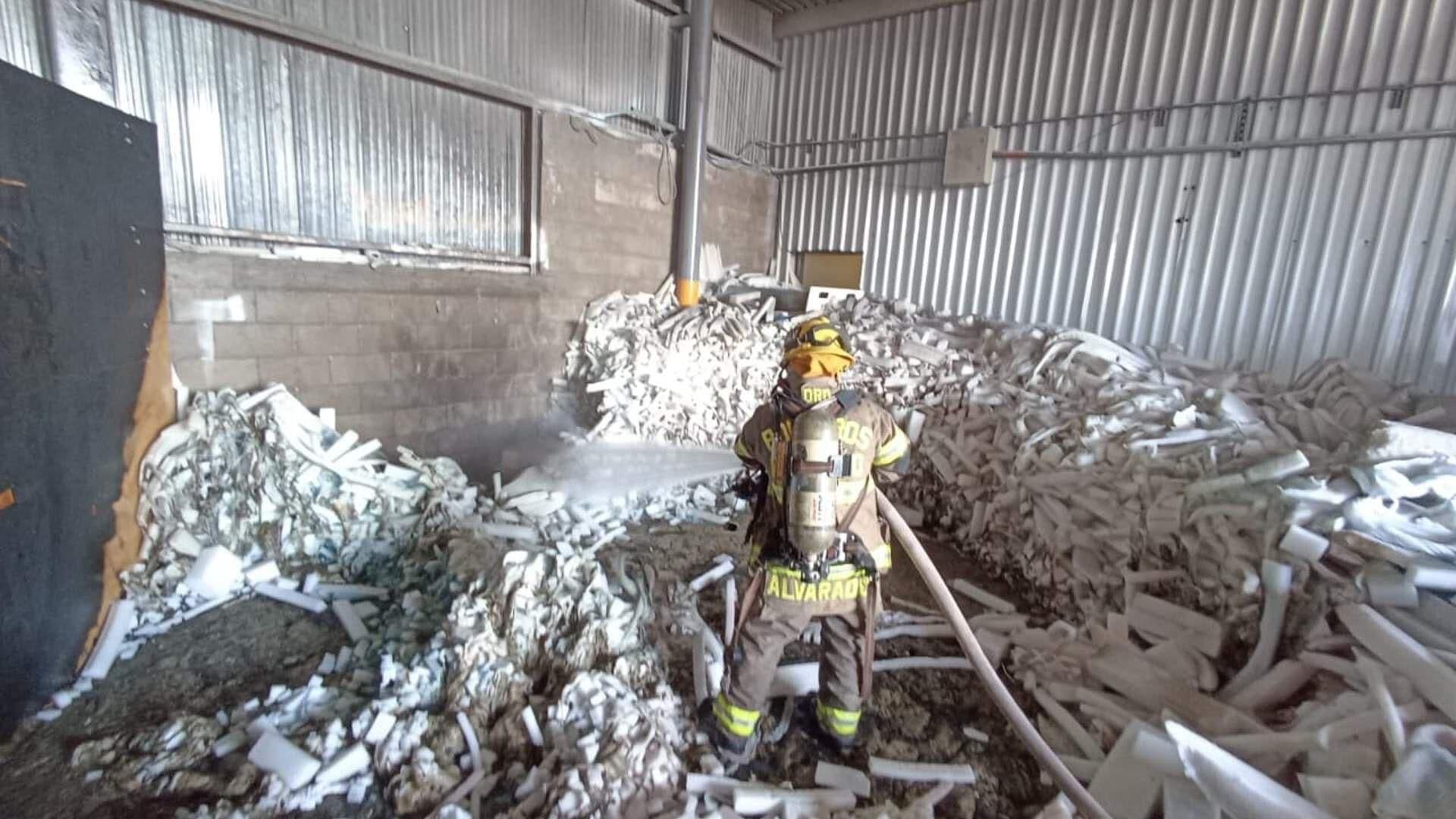 Maquiladora Sufre Fuerte Incendio en Playas de Rosarito; Bomberos Logran Sofocarlo