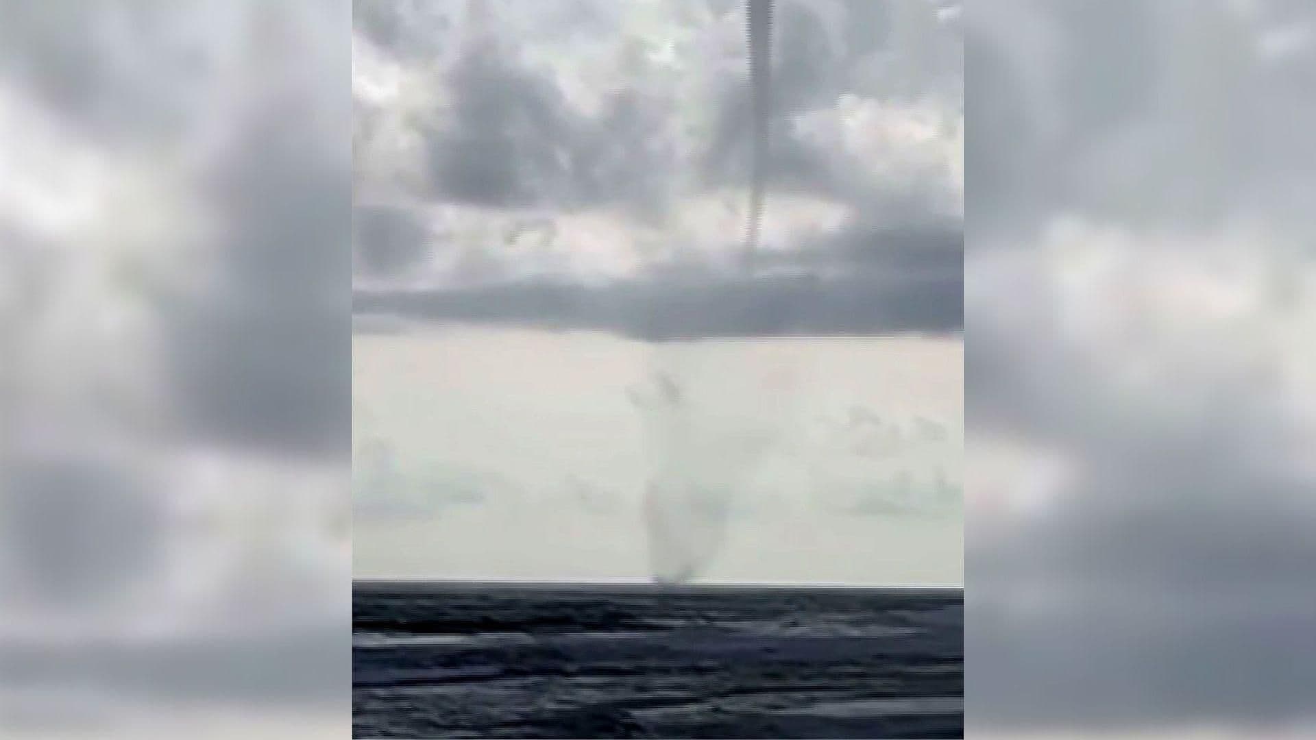 Tromba Marina se Forma en Playa El Real, Tecomán; Fenómeno Fue Captado por Visitantes