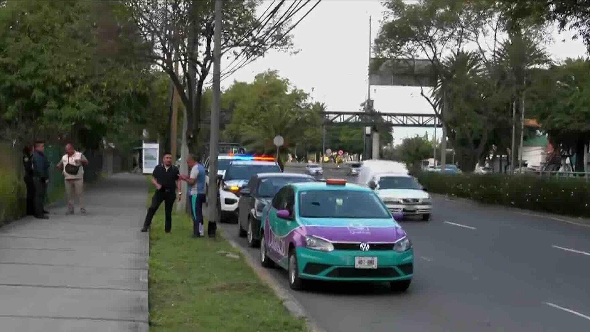 Vehículo Compacto se Volcó en la Lateral de Periférico Sur a la Altura de Cuemanco