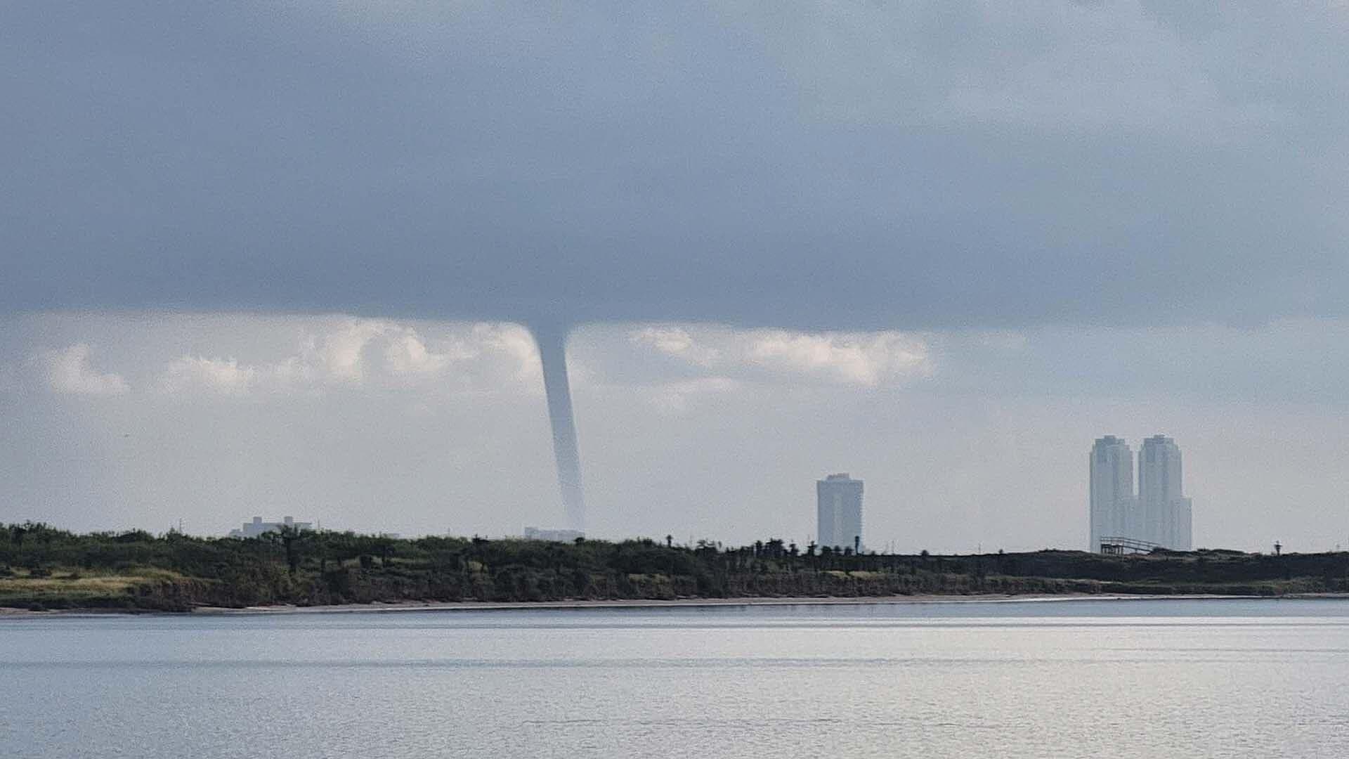 Detectan Posible Tromba Marina en Isla del Padre en Texas