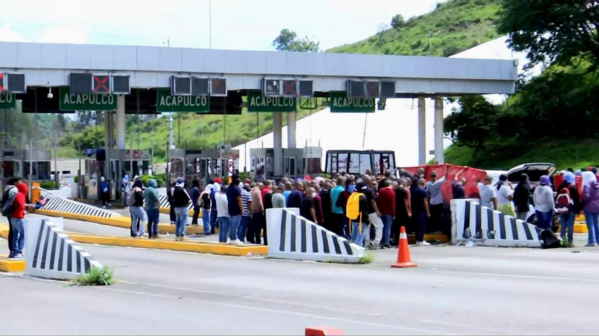 Normalistas Bloquean Caseta de Palo Blanco en la Autopista del Sol