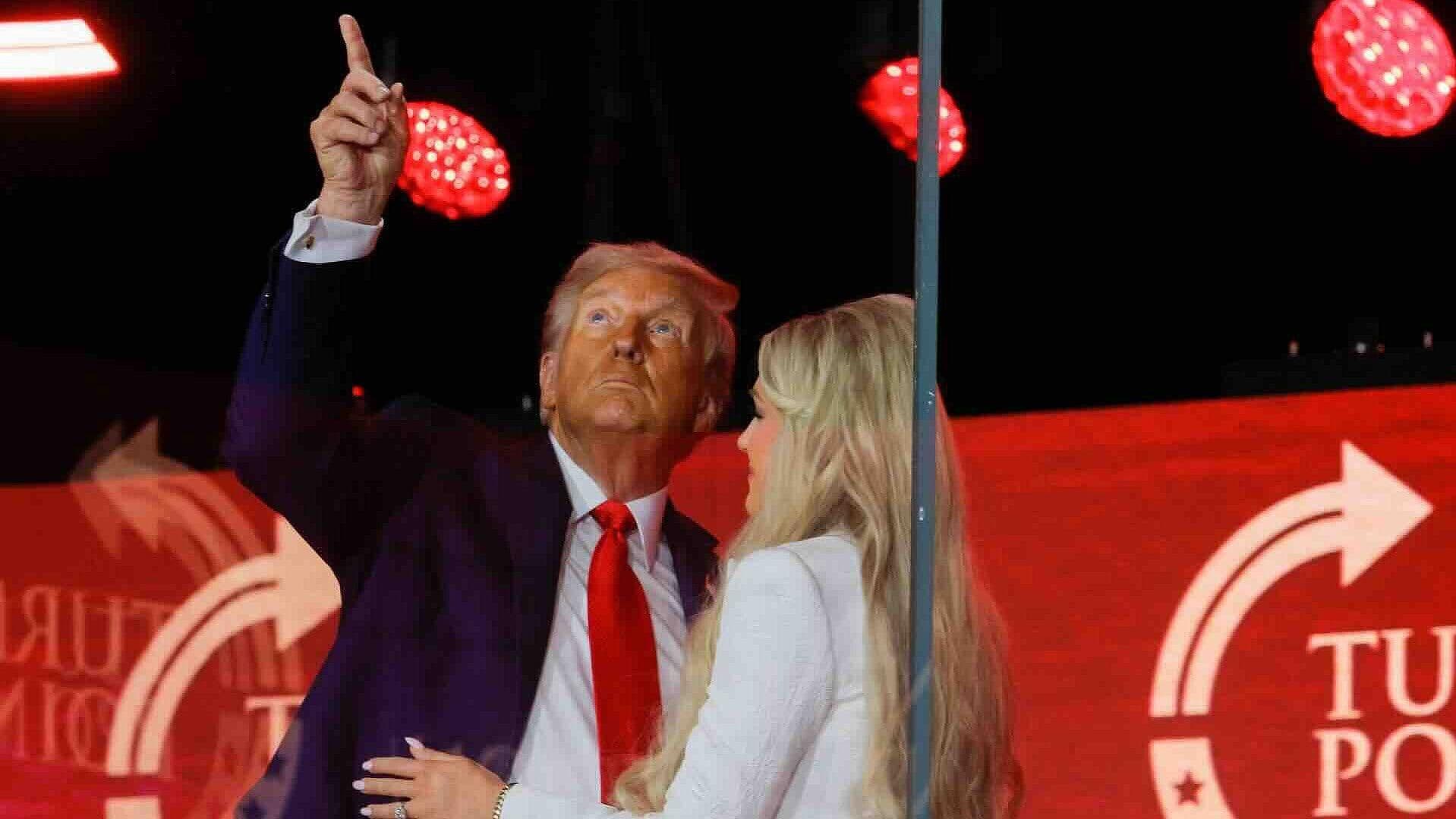 Homenaje a Charlie Kirk Reúne a Miles Incluido Trump y Gabinete en Glendale, Arizona