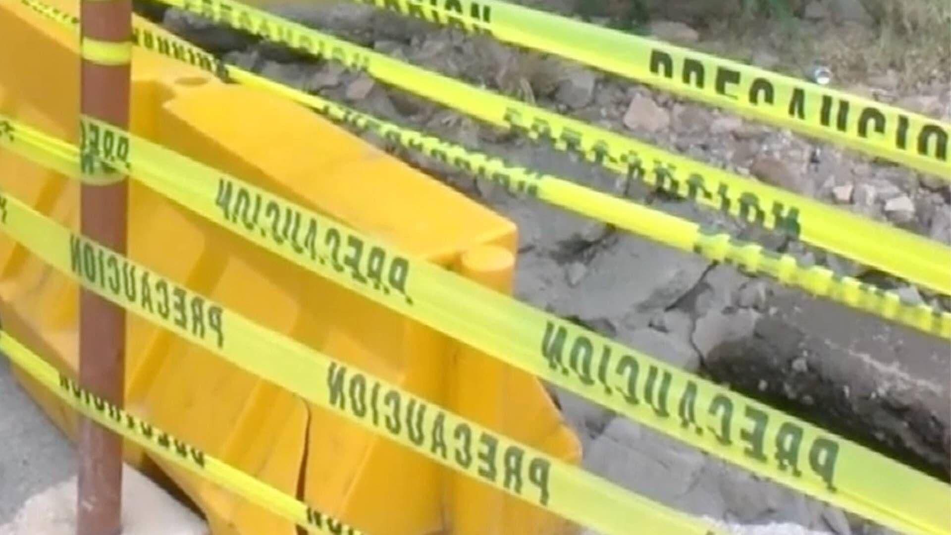 Colocan Barreras en Socavón de Circuito Universitario para Evitar Nuevos Incidentes