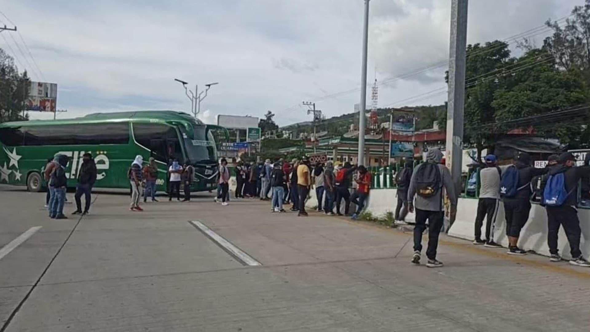 VIDEO: Bloquean Presuntos Normalistas de Ayotzinapa la Autopista del Sol