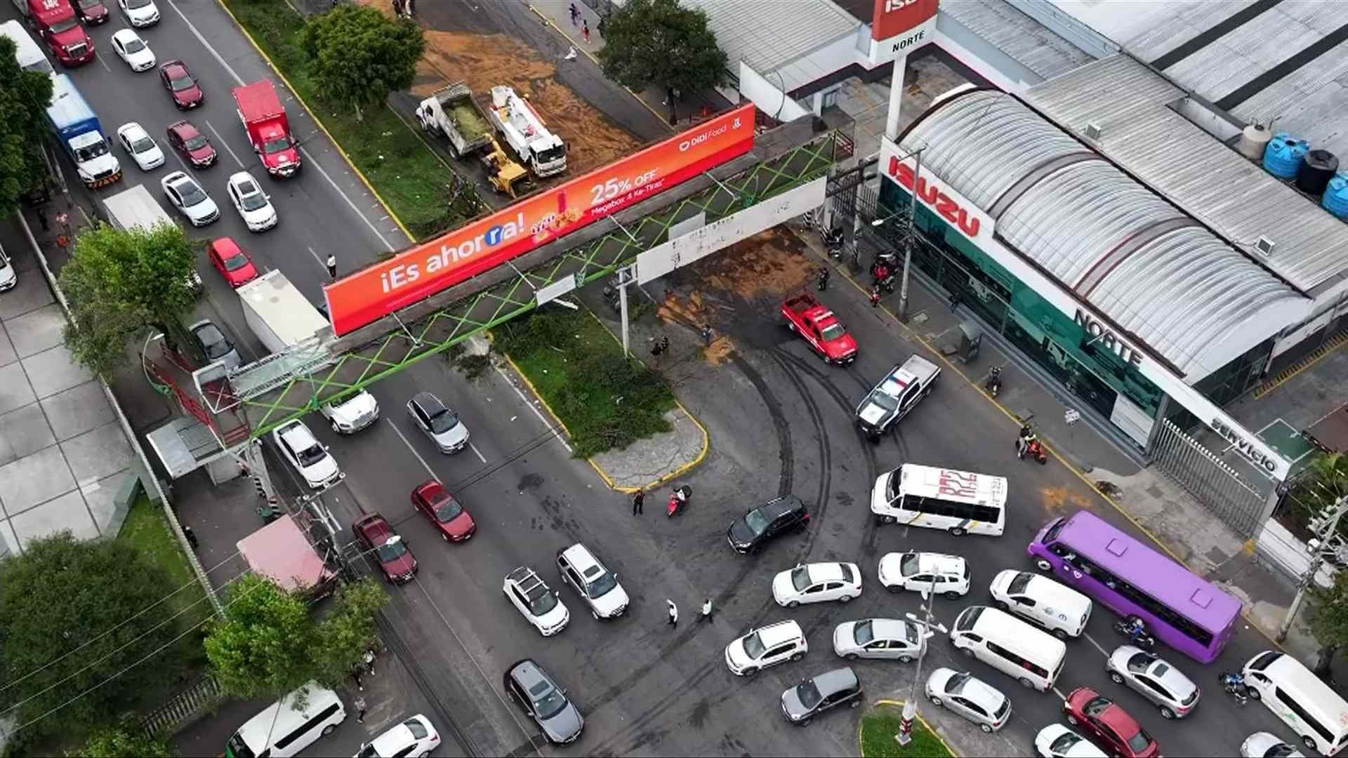 Tráiler Choca contra Árboles en la Gustavo Baz, Tlalnepantla; Así se ve el Caos desde el Aire