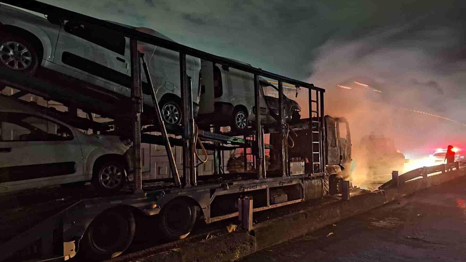 Se Incendia Tráiler que Transportaba Camionetas en la Carretera Paso del Toro-Santa Fe, Veracruz