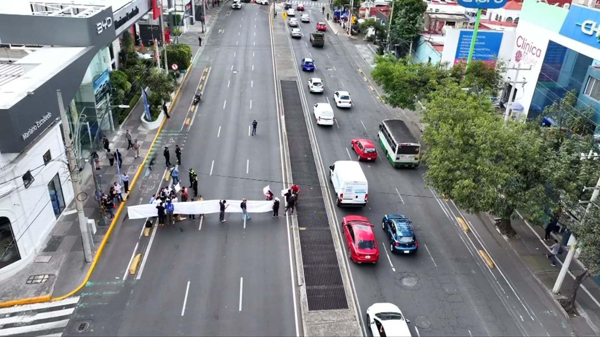 Familias Realizan Bloqueo en la Av. México-Tacuba en la Miguel Hidalgo, CDMX