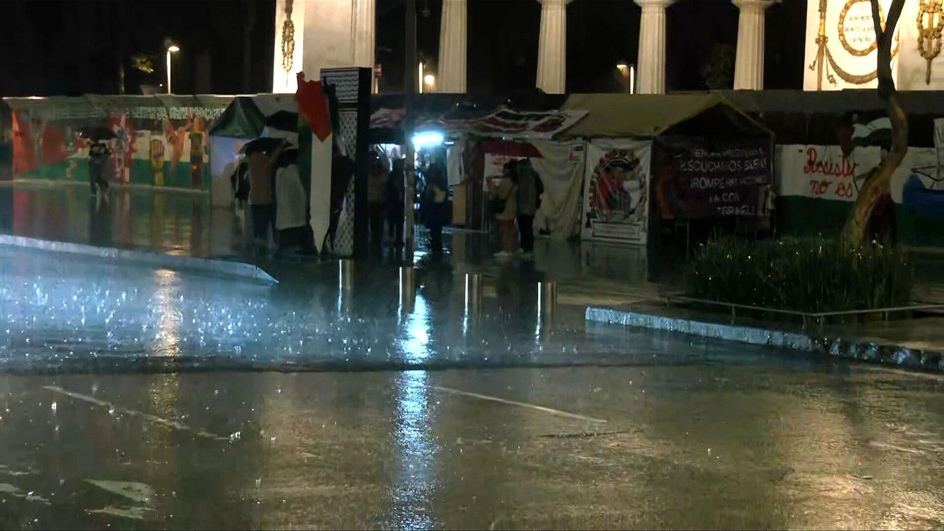 En Medio de Fuerte Lluvia, Así Luce Vigilia Pro Palestina en Centro de CDMX
