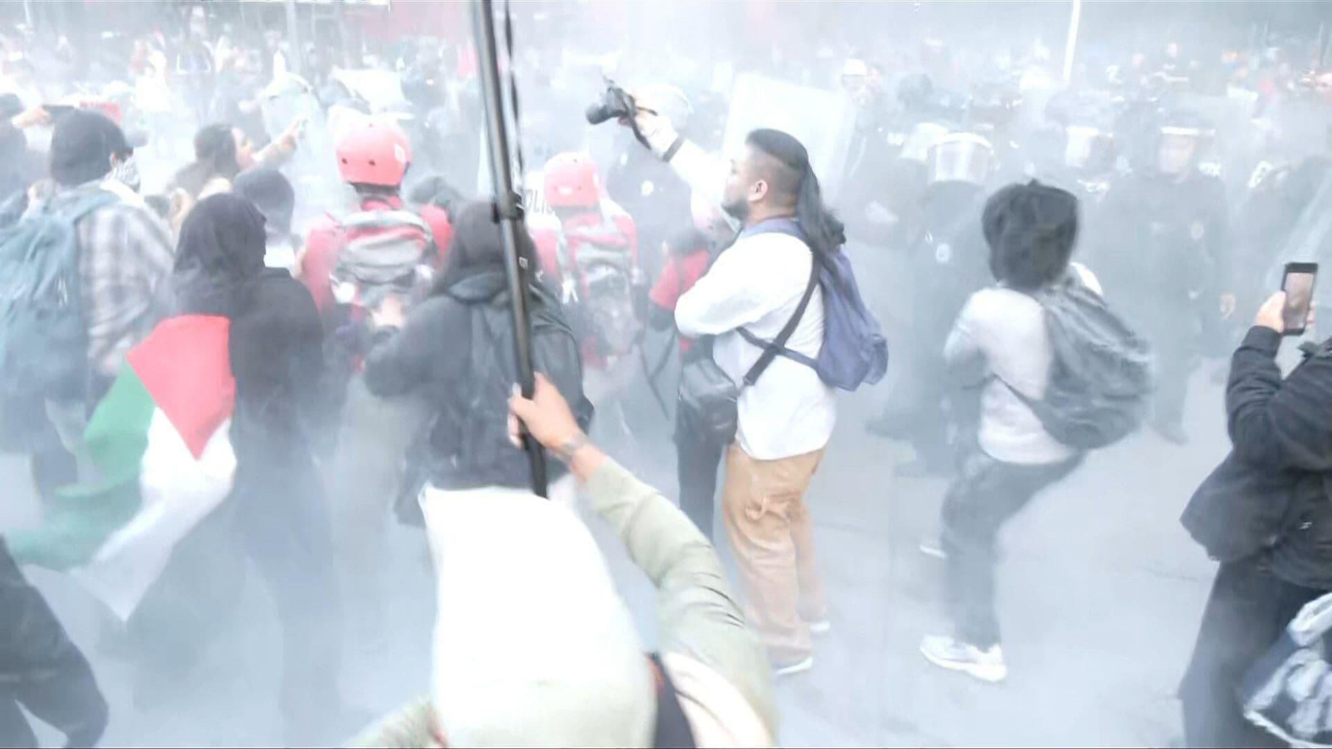 Repliegan con Extintores a Encapuchados con Piedras en Marcha en Apoyo a Palestina en CDMX