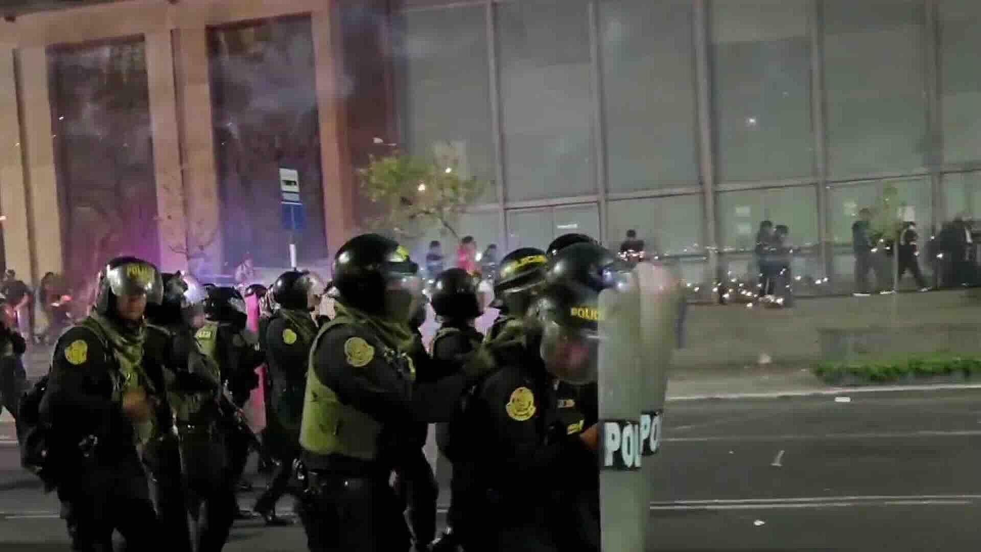 Presidente de Perú Encabezó Homenaje a Policía tras Disturbios en Lima