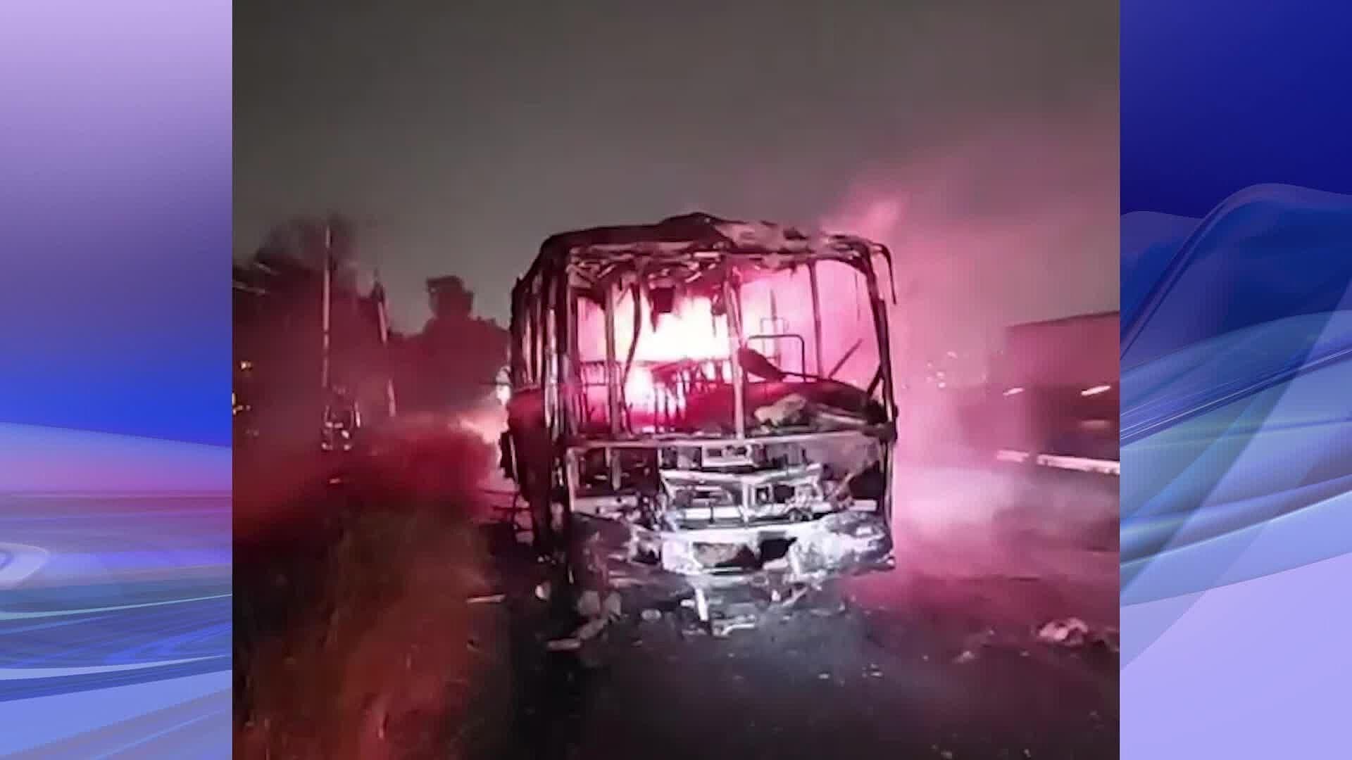 Bomberos Atendieron el Incendio de un Camión en Juriquilla, Estado de Querétaro