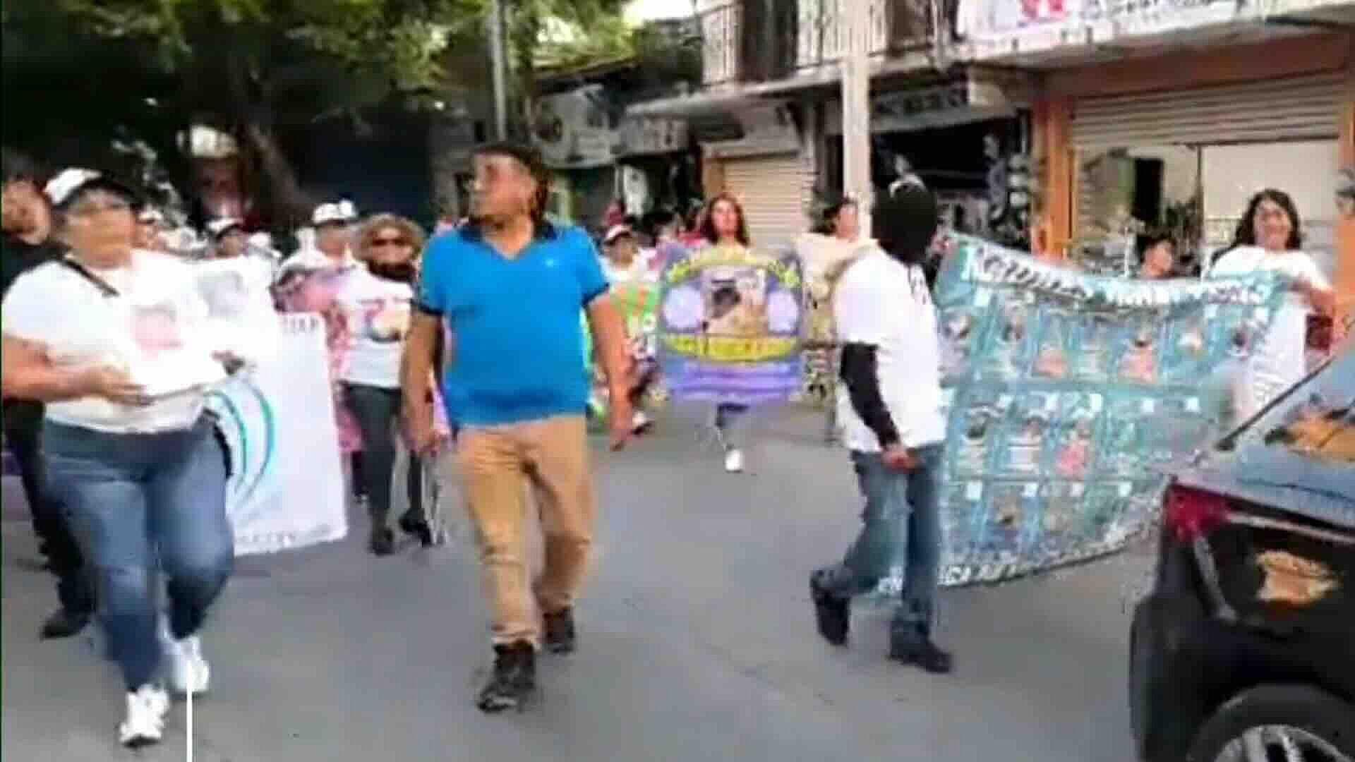Familiares de Personas Desaparecidas Marchan en Iguala, Guerrero, Exigiendo Justicia