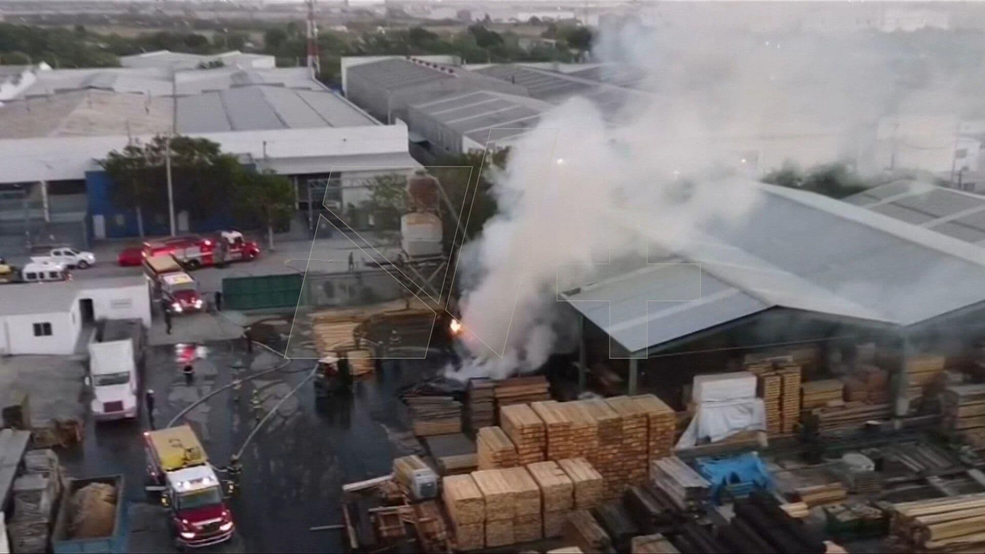 Se Incendia Tarimera en Parque Industrial en Escobedo, Nuevo León
