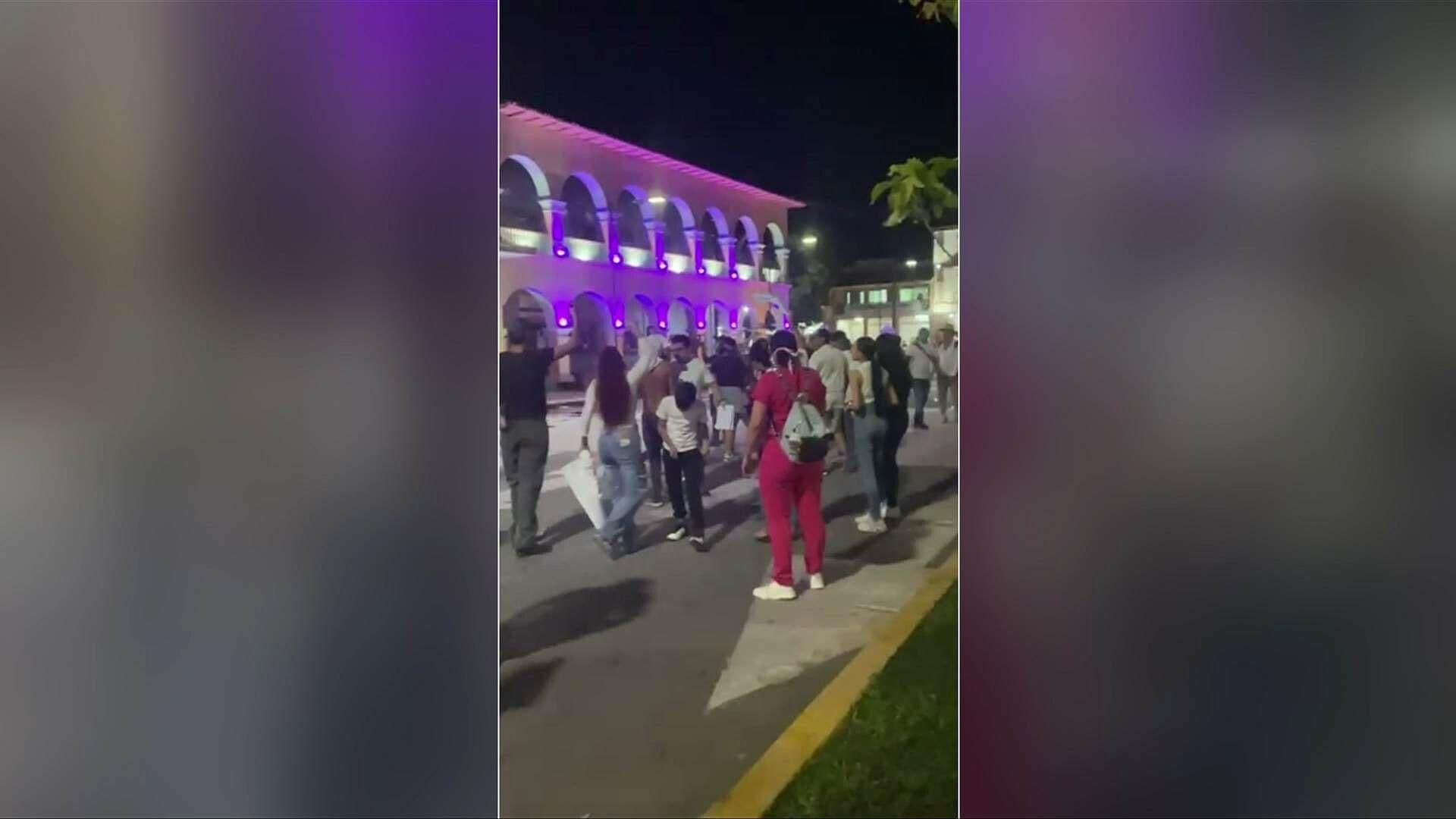 Protesta en Apatzingán por Homicidios de Carlos Manzo y Bernardo Bravo Termina en Incendio en Palacio Municipal