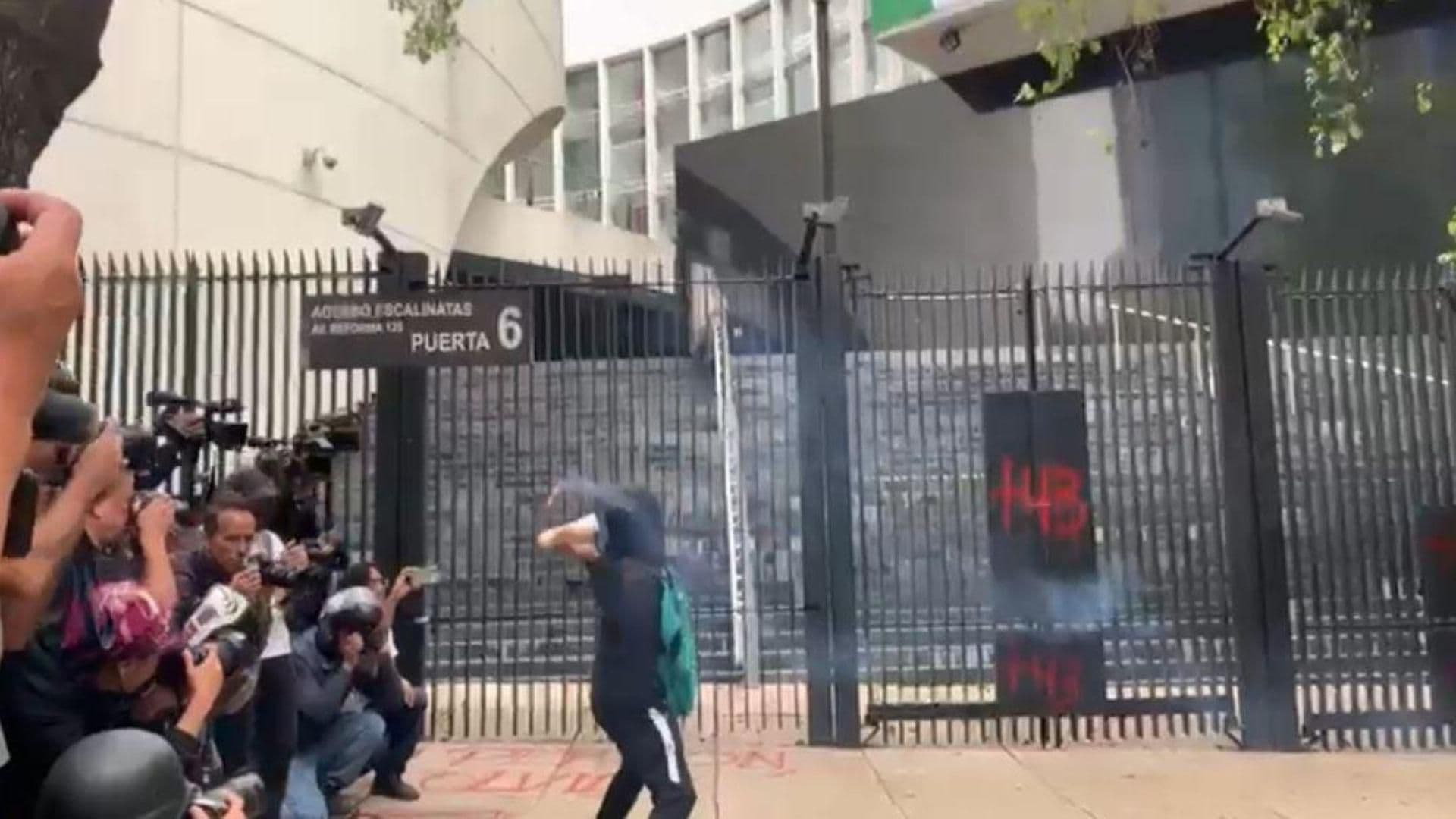 Manifestantes Normalistas Lanzan Cohetones al Senado de la República