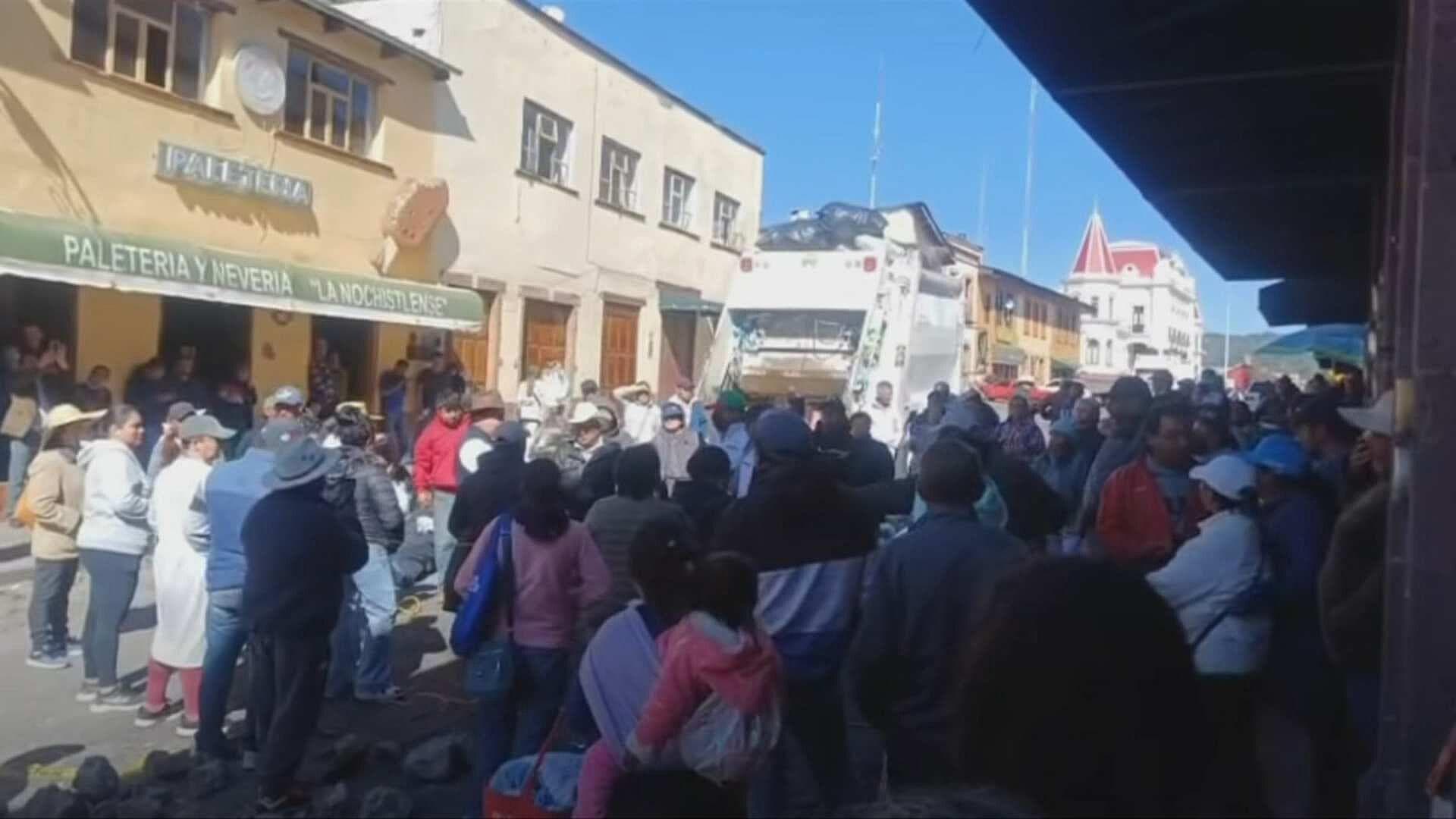 Trabajadores Llenan de Basura Palacio Municipal de El Oro y Amarran a Funcionario para Exigir Pagos