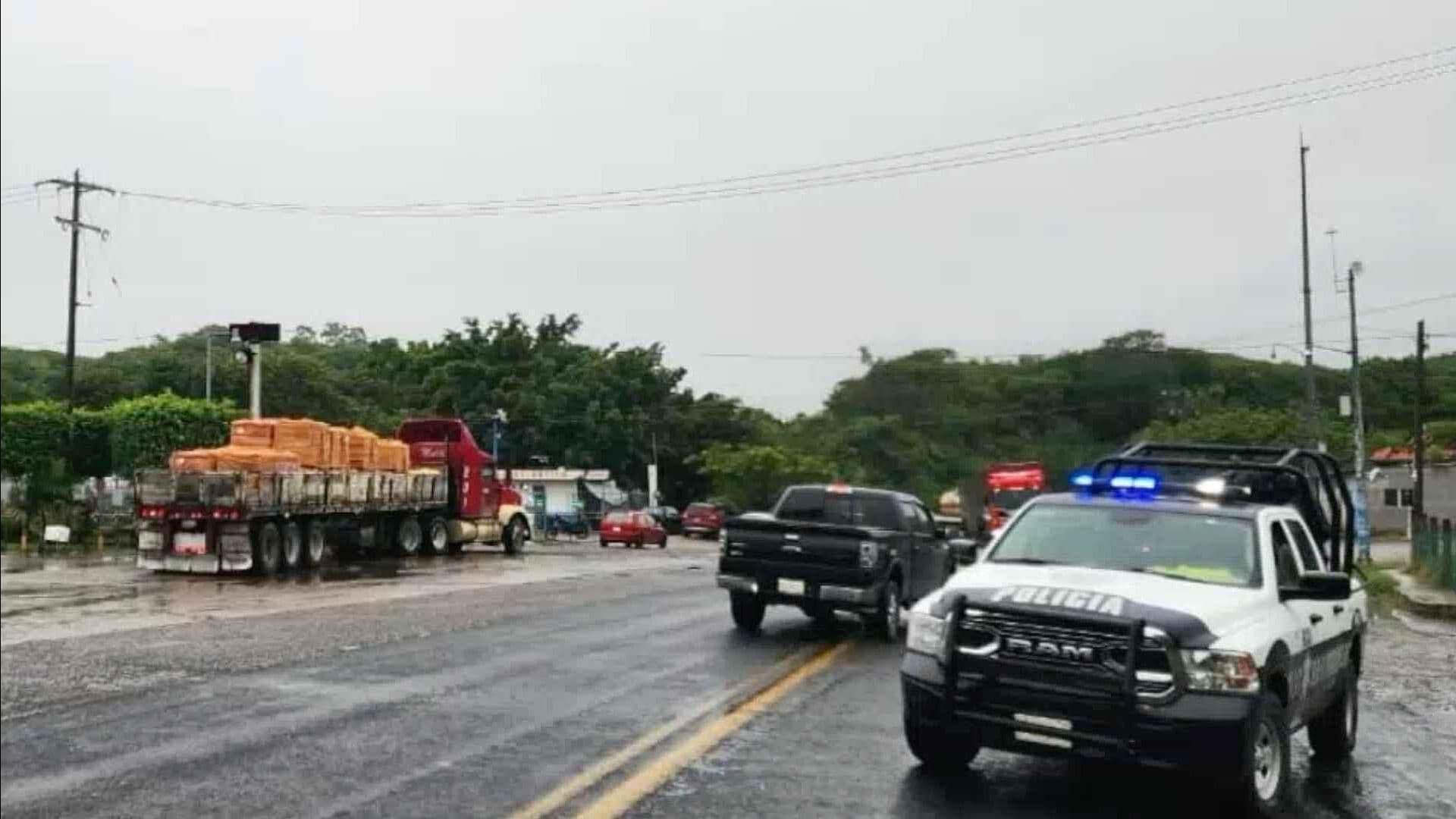 Funcionario Federal Sufre Accidente Vehicular en Libramiento de Papantla, Veracruz
