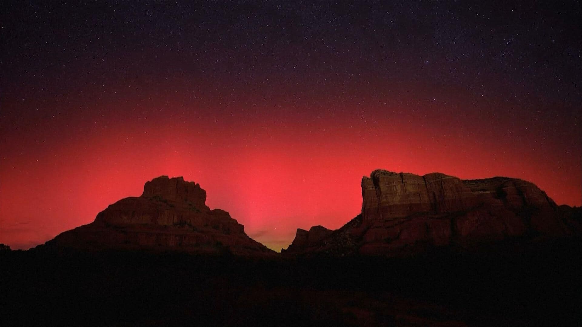 VIDEO: Auroras Boreales Iluminan el Cielo sobre Bell Rock en Arizona, EUA