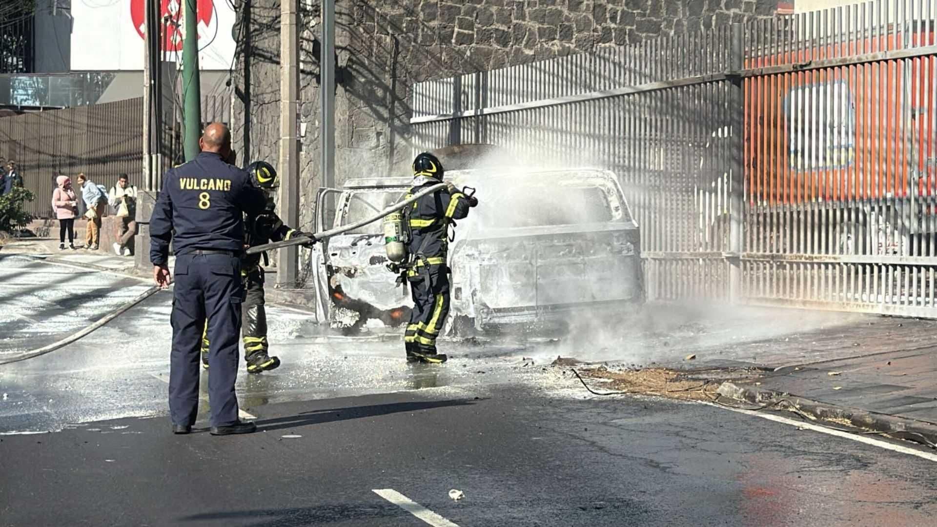 Camioneta Termina Calcinada en Constituyentes y Reforma, CDMX; Así Fue el Incendio