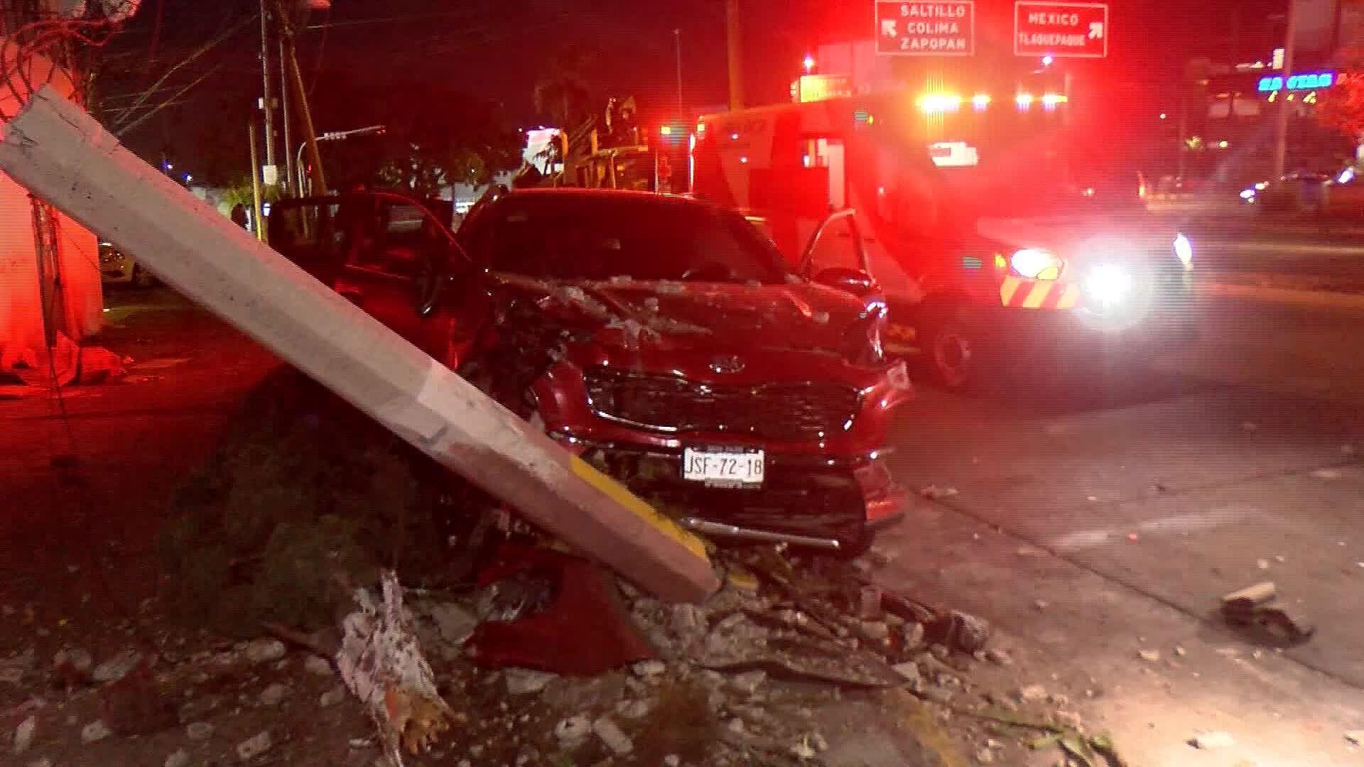 Joven Alcoholizado Provoca Fuerte Accidente Derribando Poste y Árbol en Belisario Domínguez